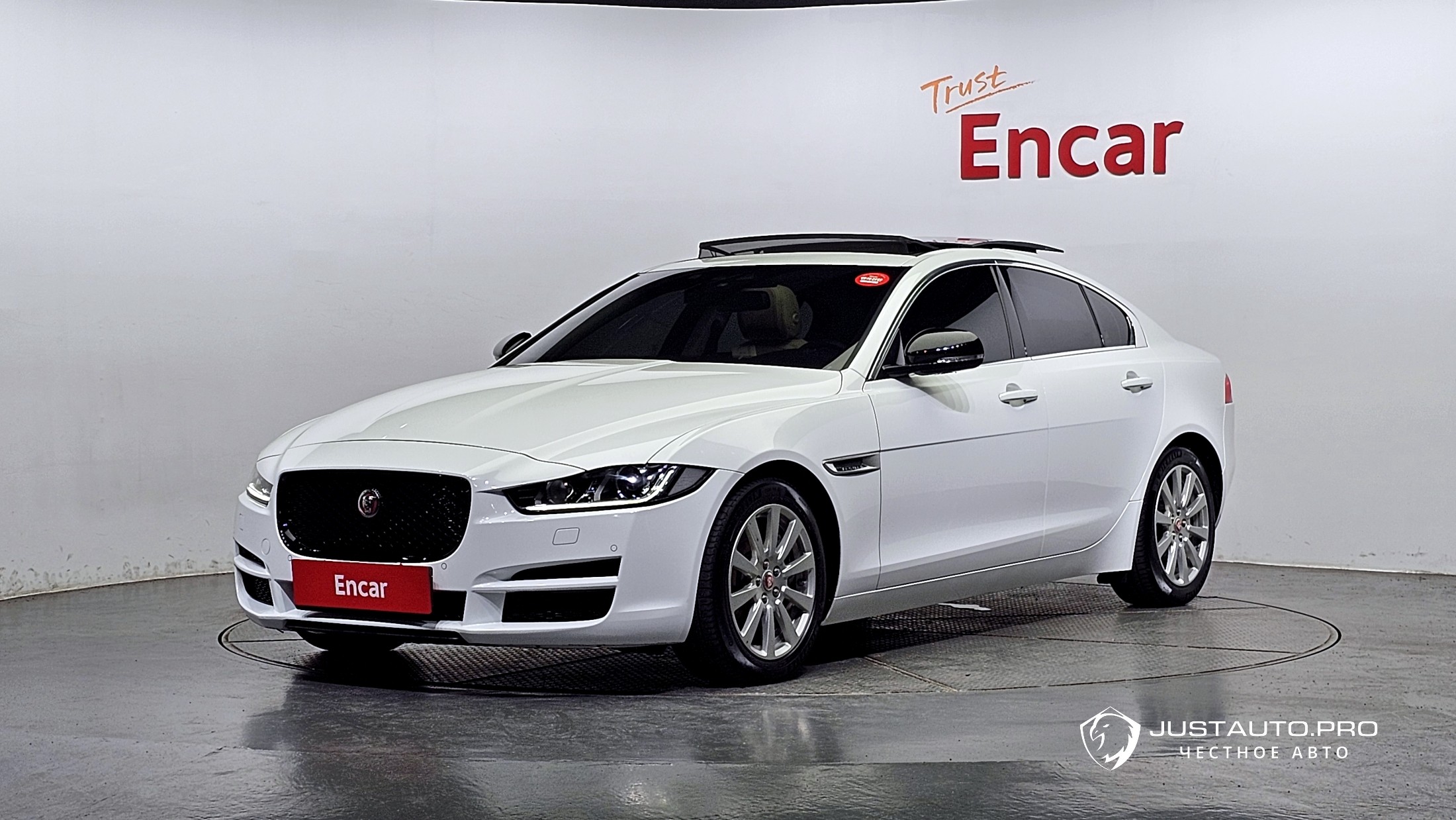 Автомобиль Jaguar XE