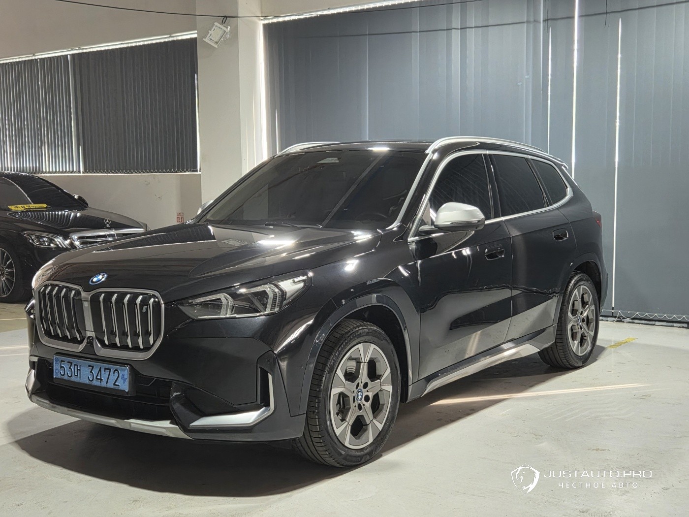 Автомобиль BMW iX1