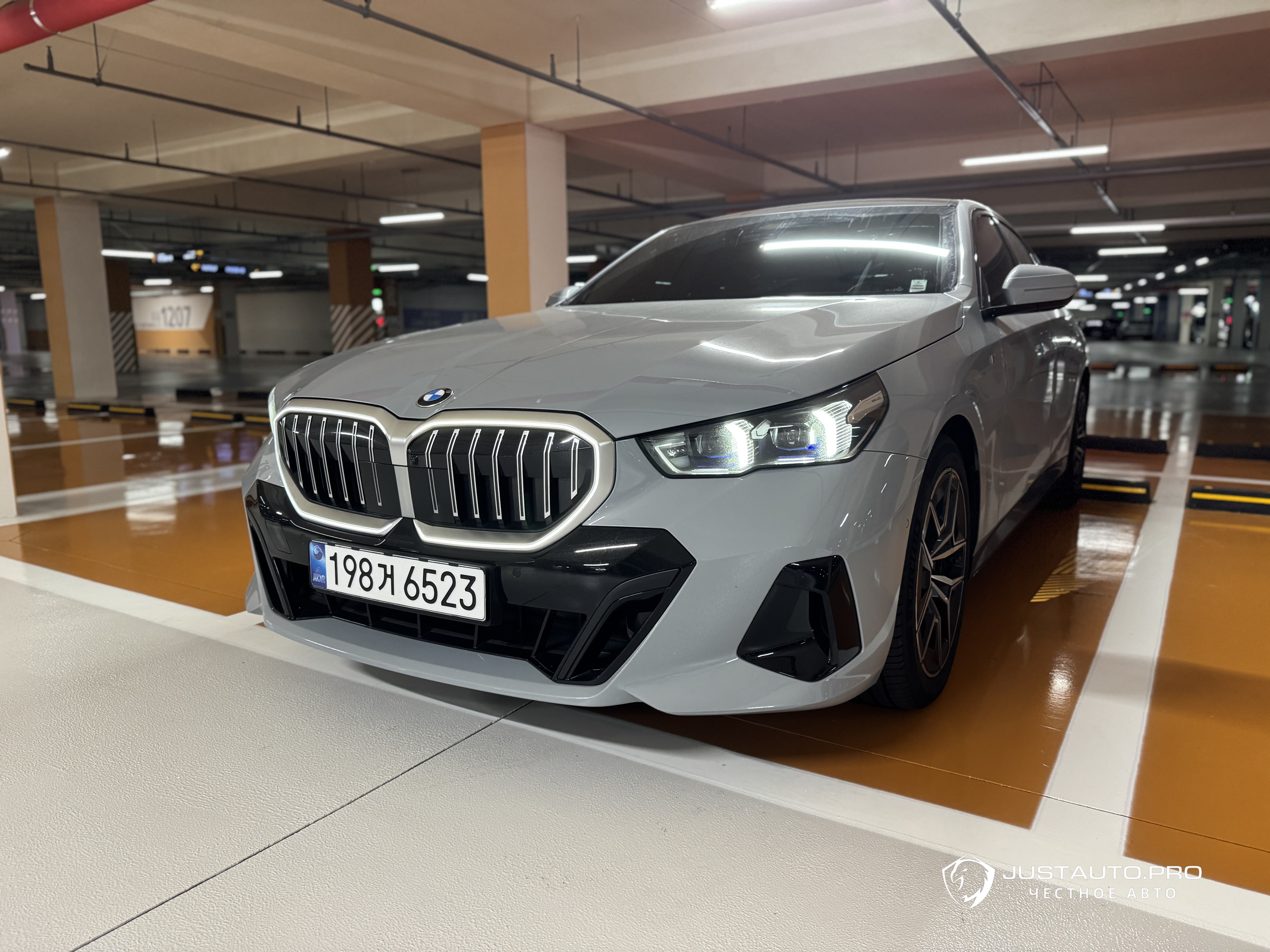 Автомобиль BMW 5-Series