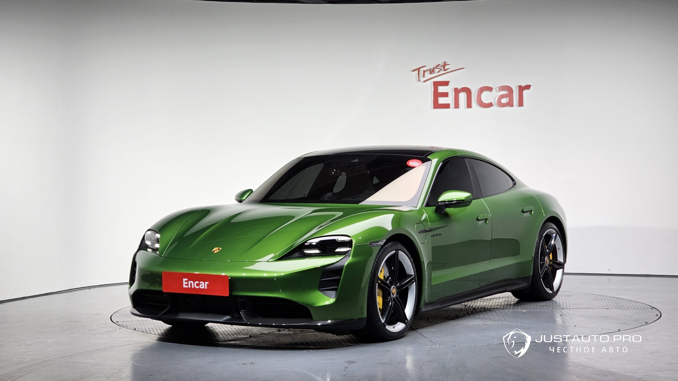 Автомобиль Porsche Taycan