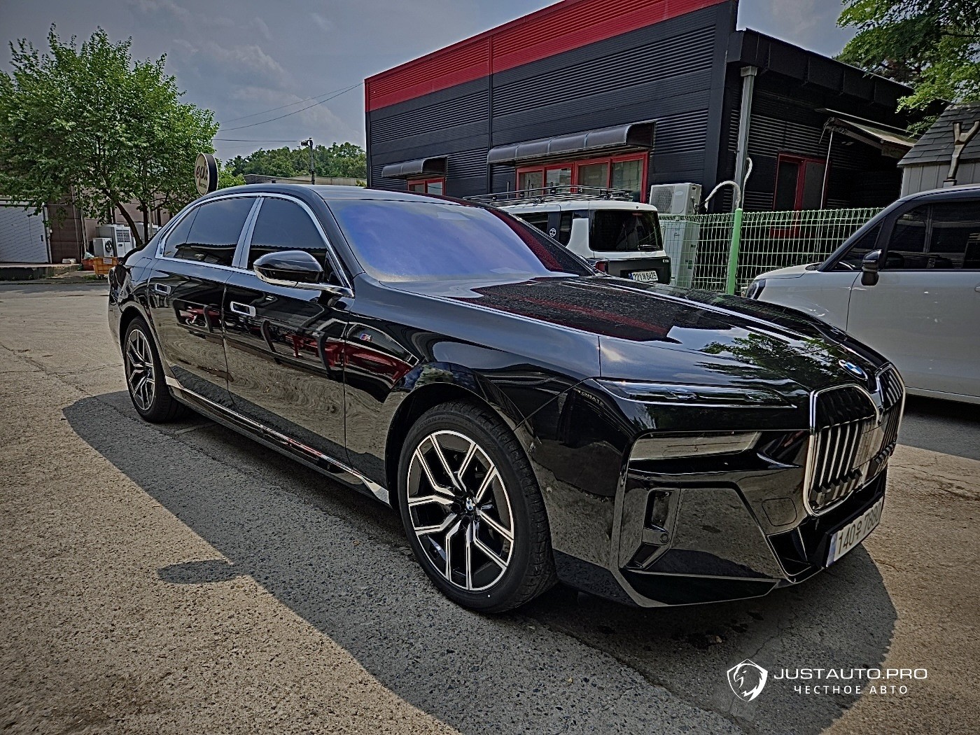 Автомобиль BMW 7-Series