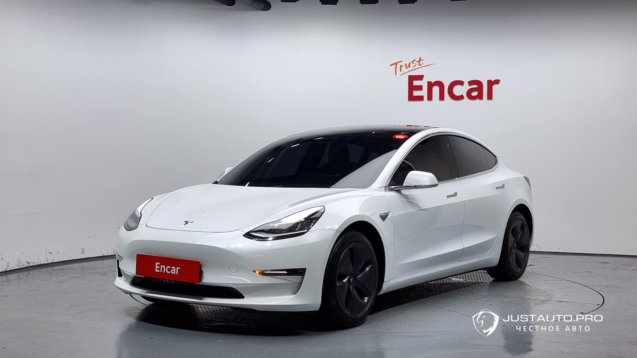 Автомобиль Tesla Model 3