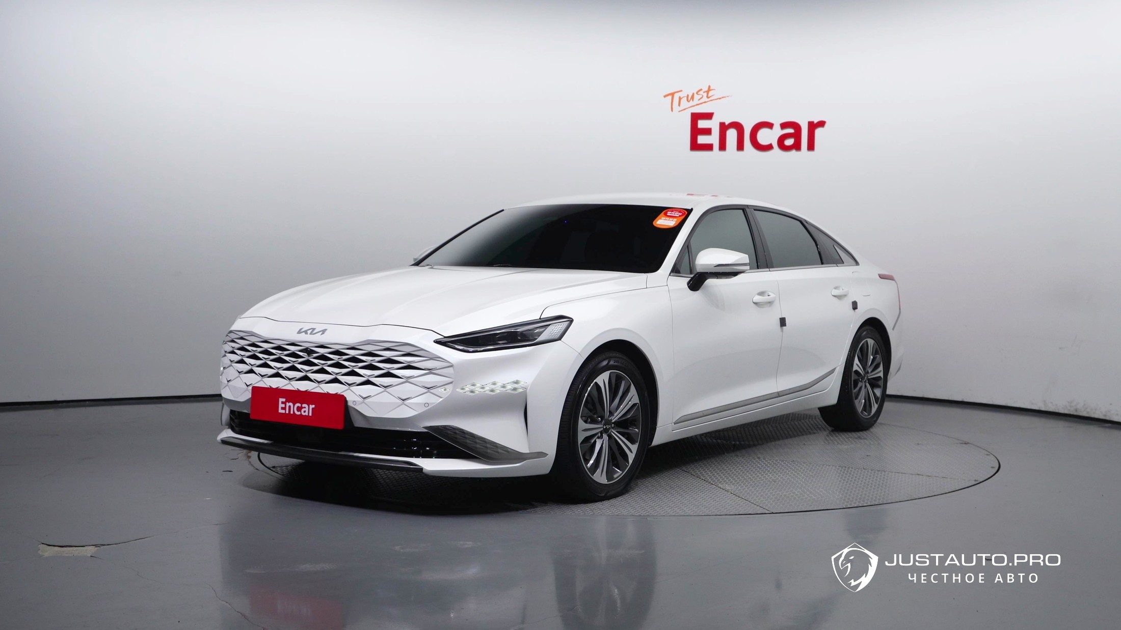 Автомобиль Kia K8