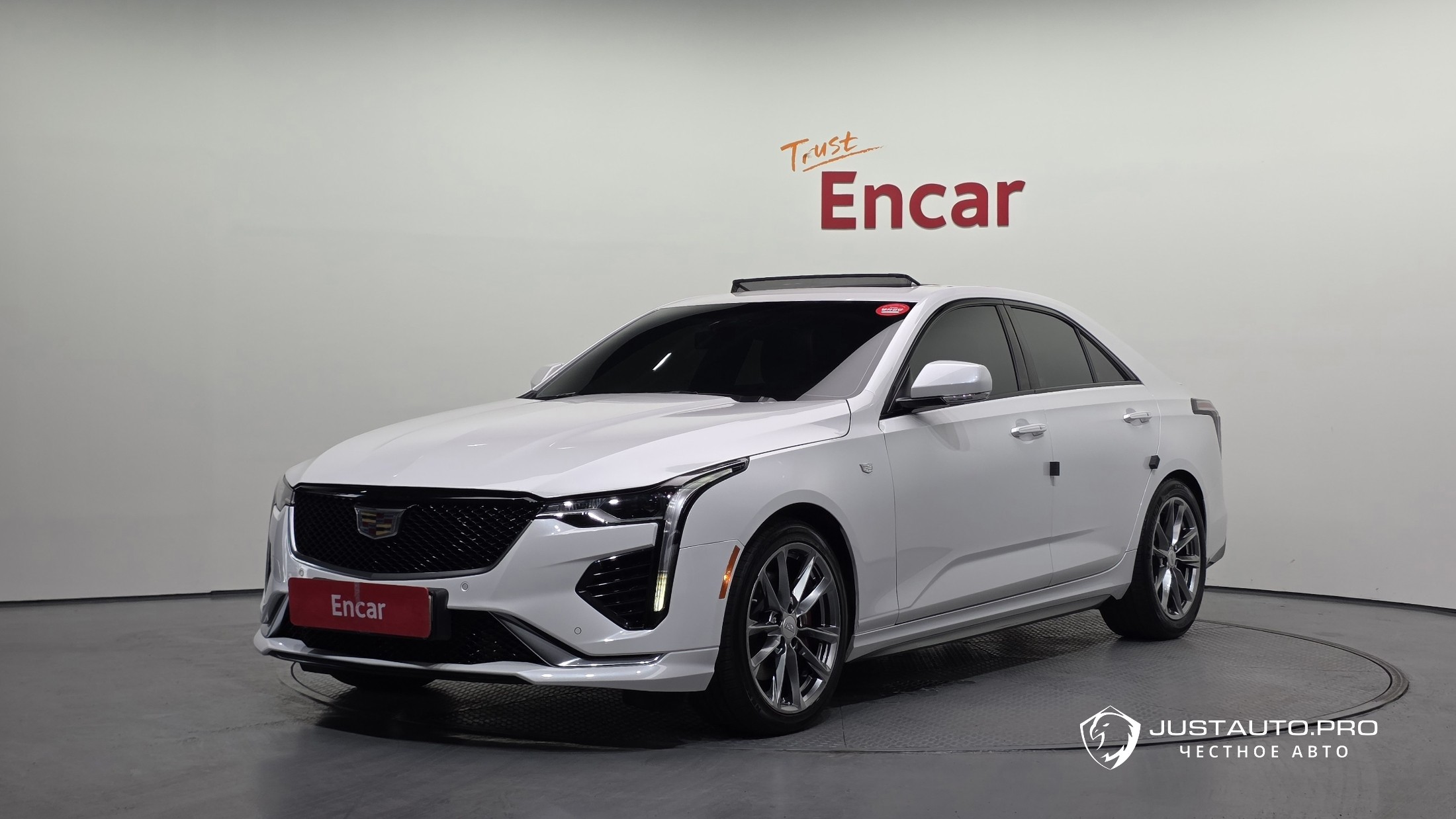 Автомобиль Cadillac CT4
