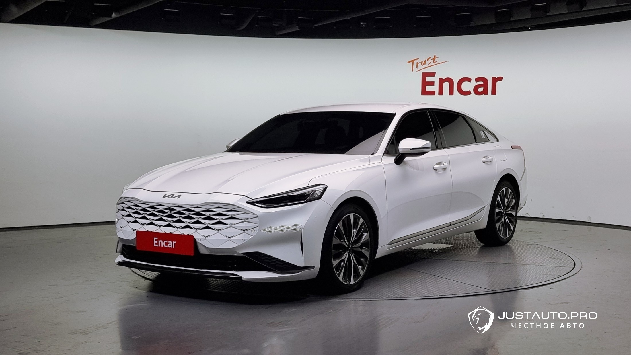 Автомобиль Kia K8