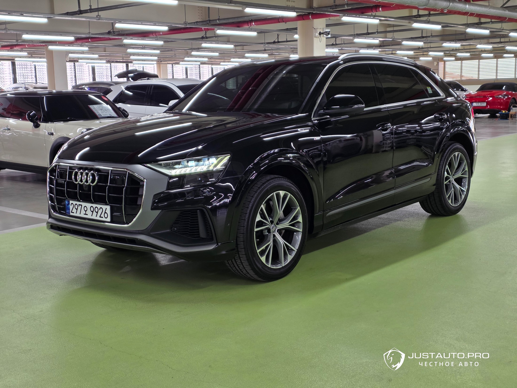 Автомобиль Audi Q8