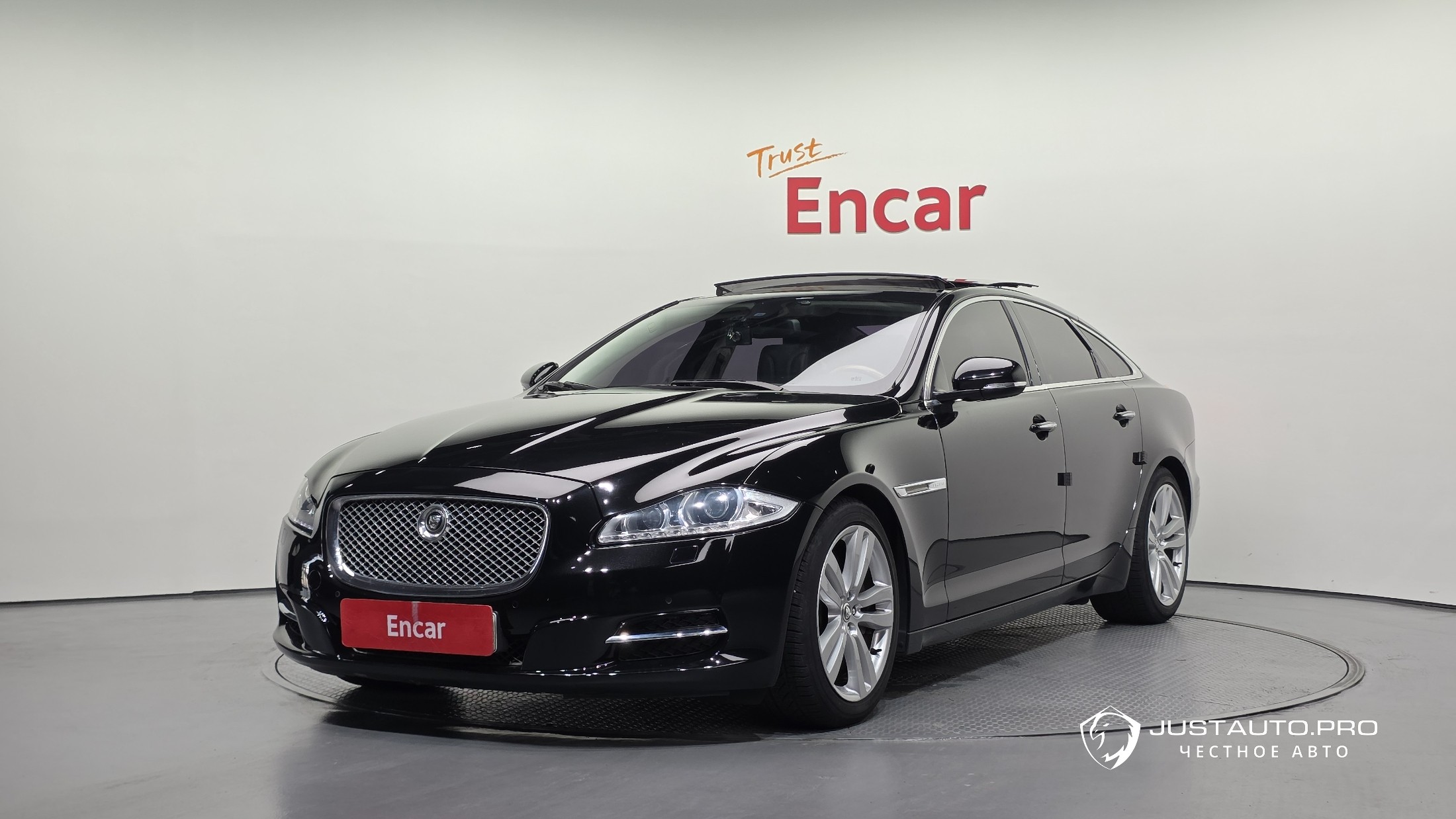 Автомобиль Jaguar XJ