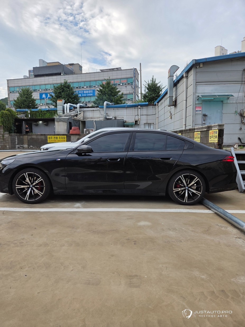 Автомобиль BMW 5-Series