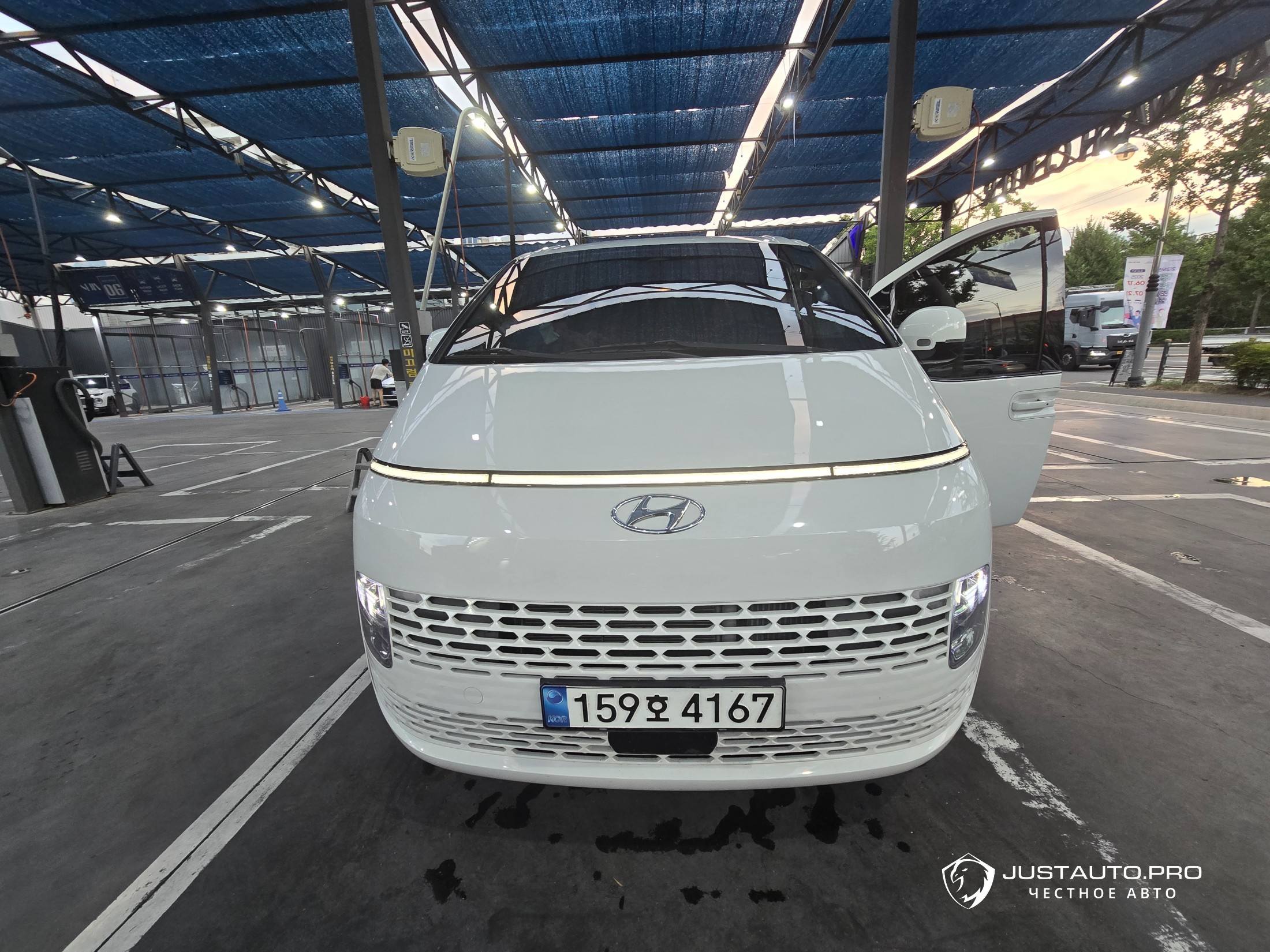 Автомобиль Hyundai Staria