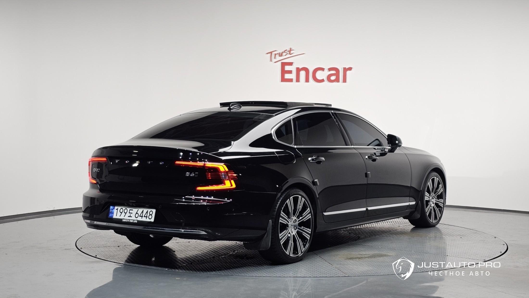 Автомобиль Volvo S90