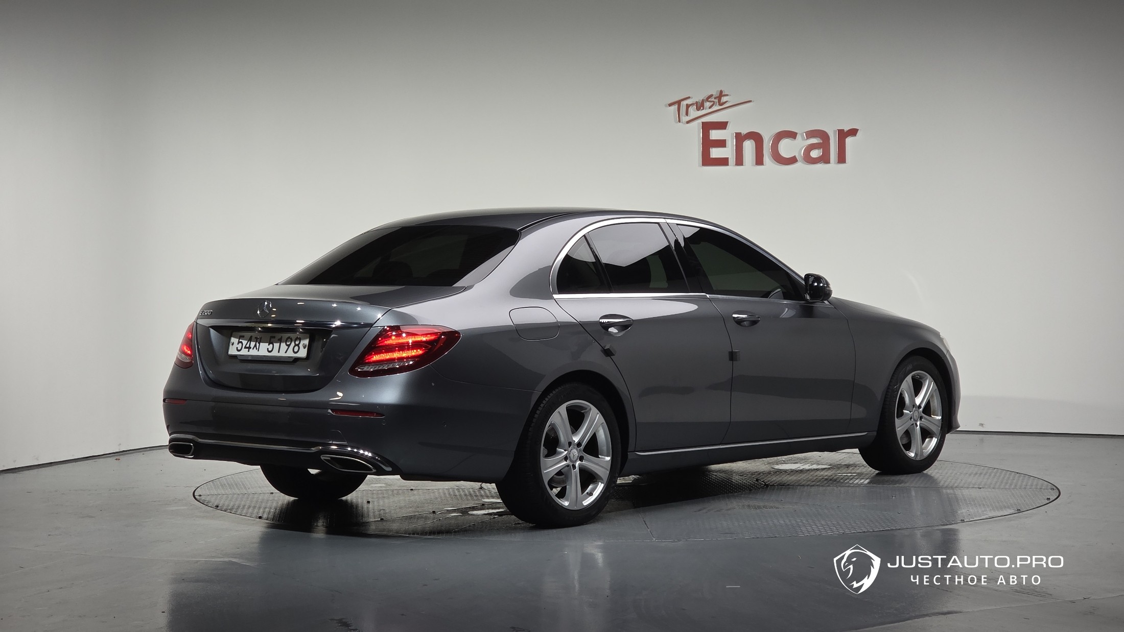 Автомобиль Mercedes-Benz E-Class