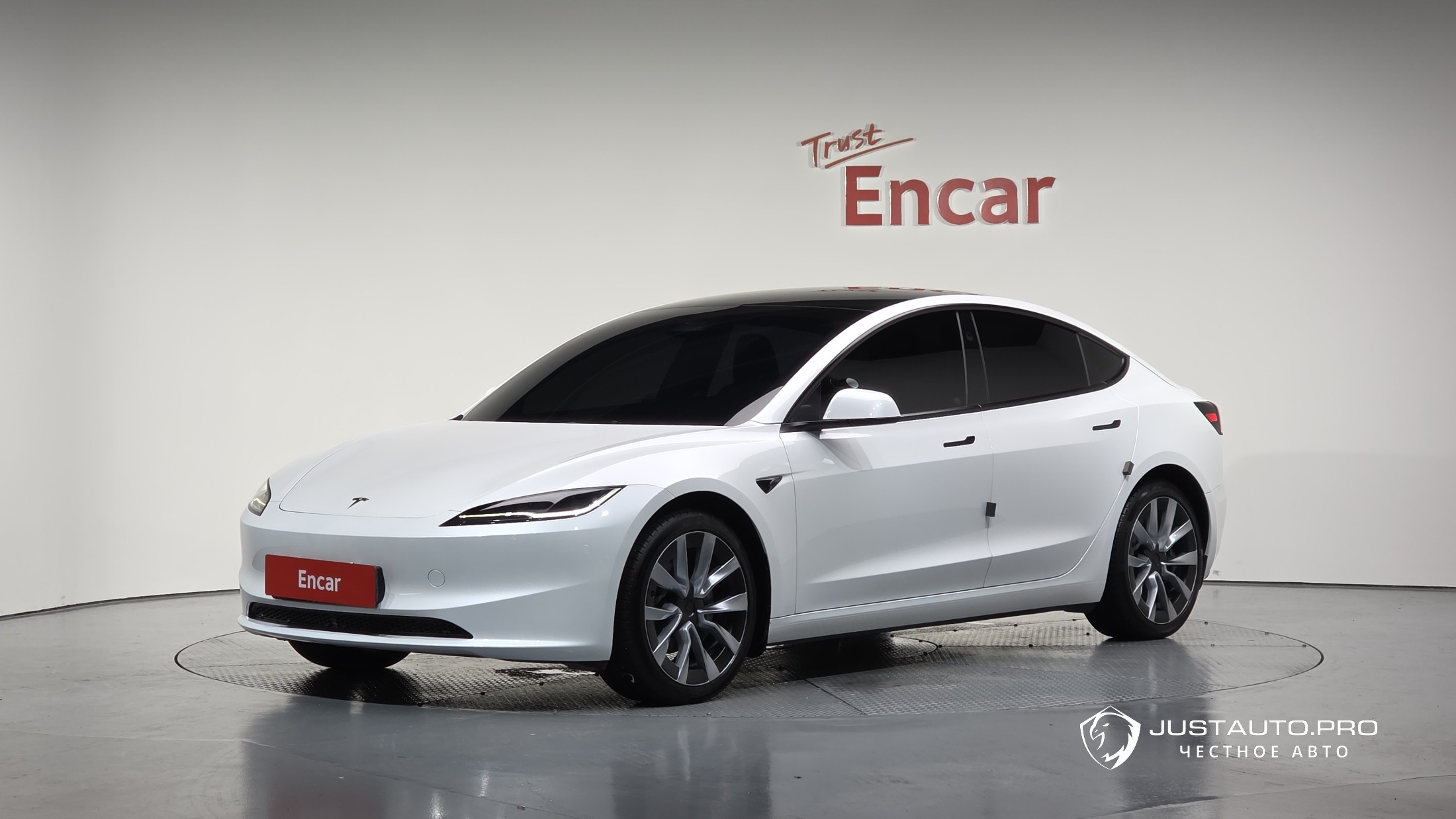 Автомобиль Tesla Model 3