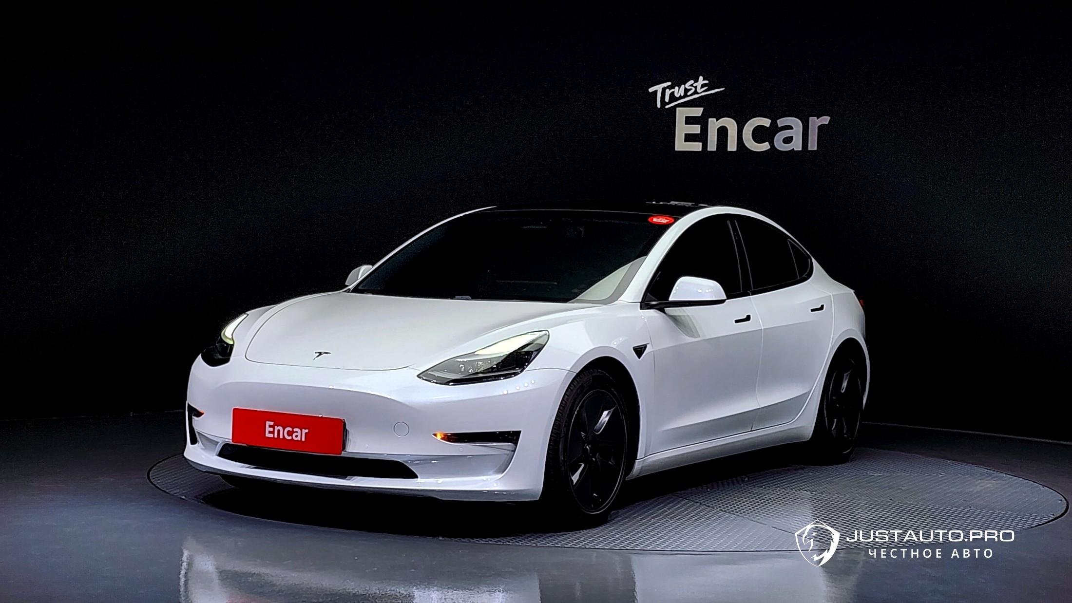 Автомобиль Tesla Model 3