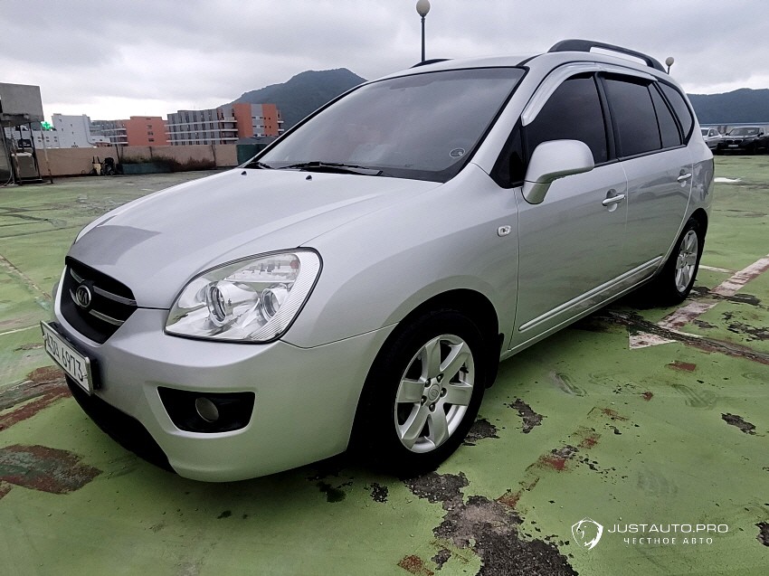 Автомобиль Kia Carens