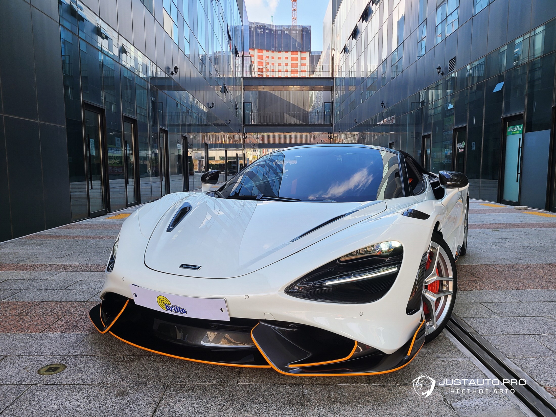 Автомобиль Mclaren 765LT