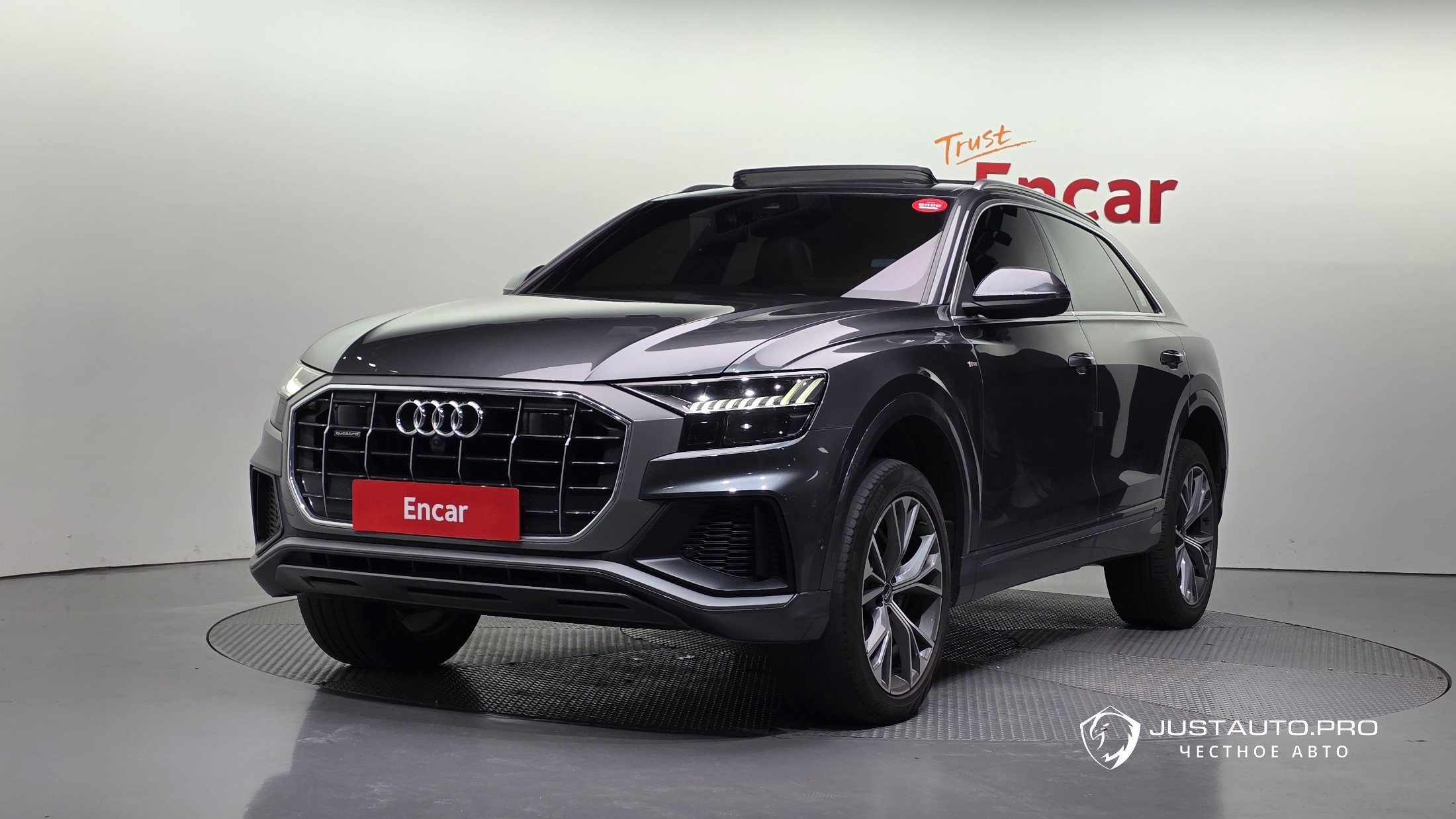 Автомобиль Audi Q8