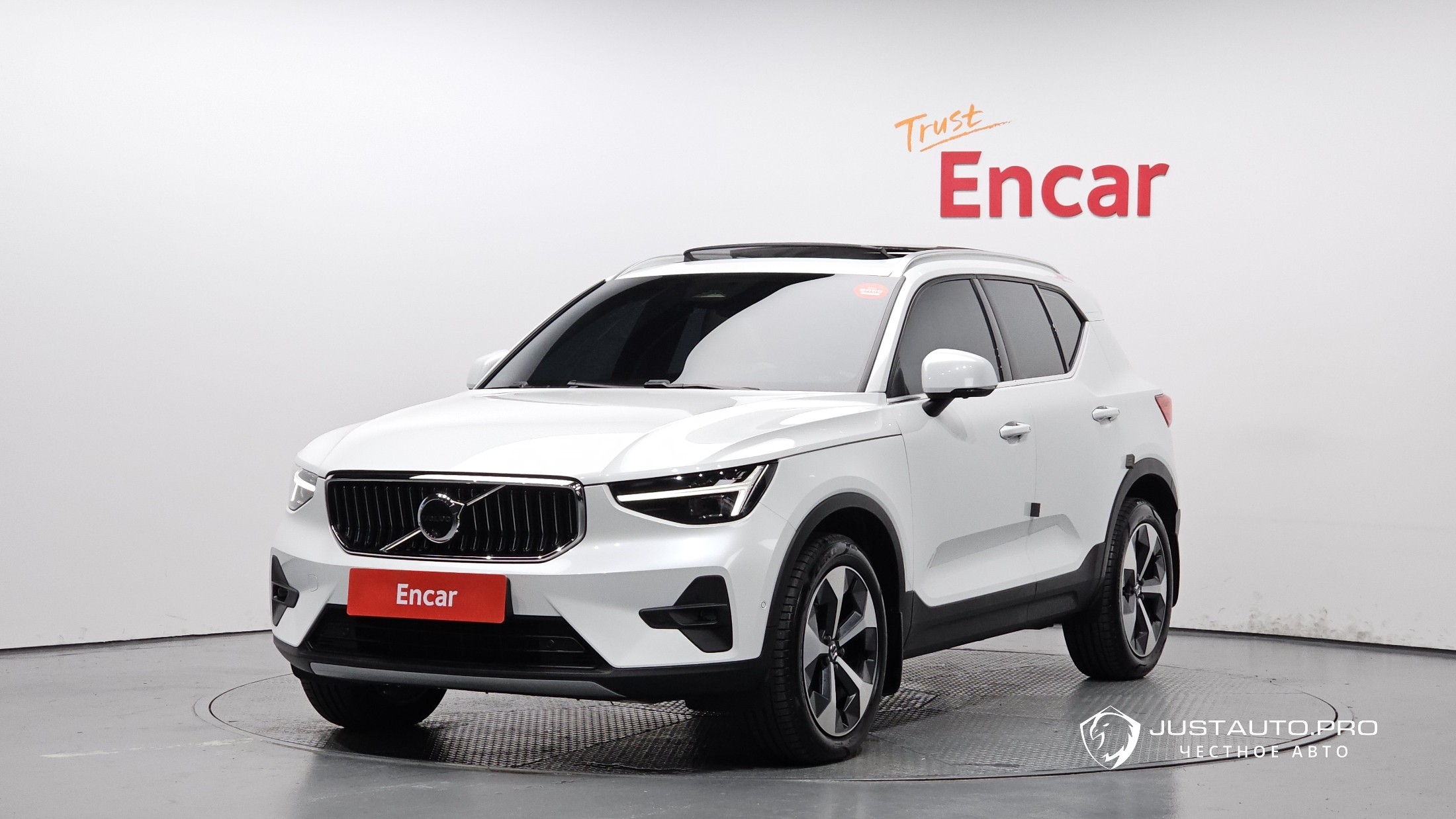 Автомобиль Volvo XC40