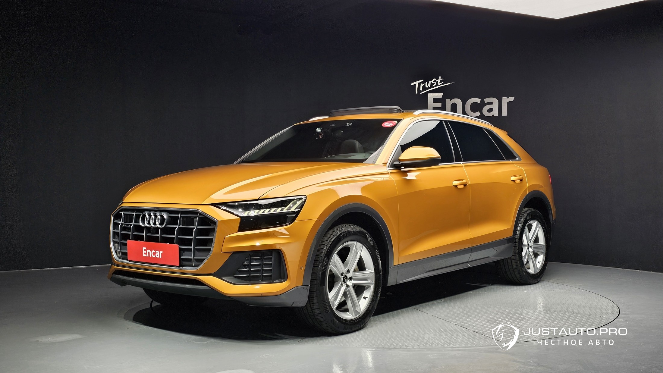 Автомобиль Audi Q8