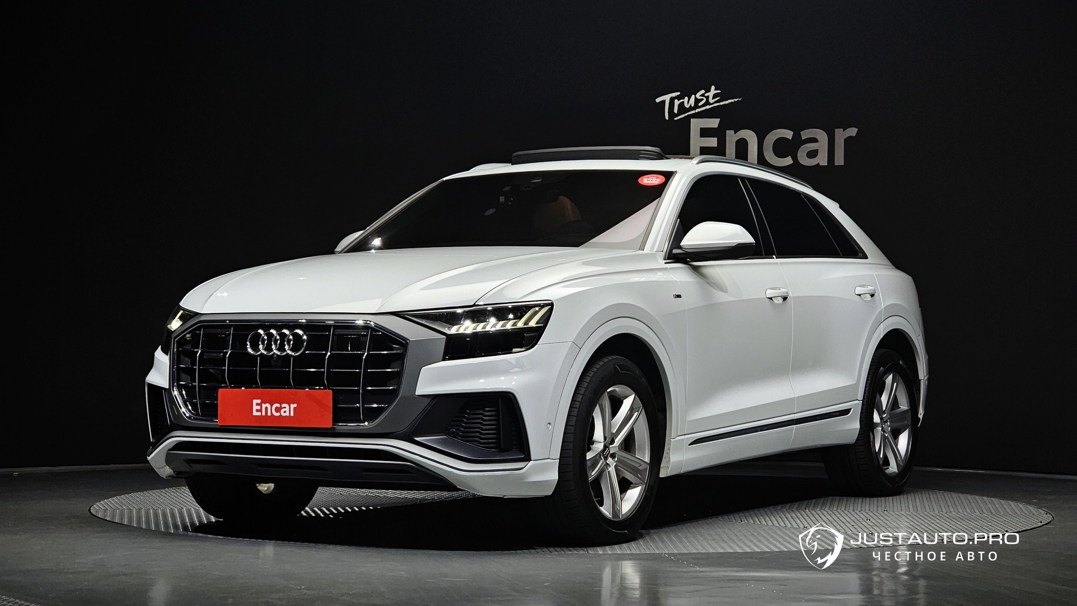 Автомобиль Audi Q8