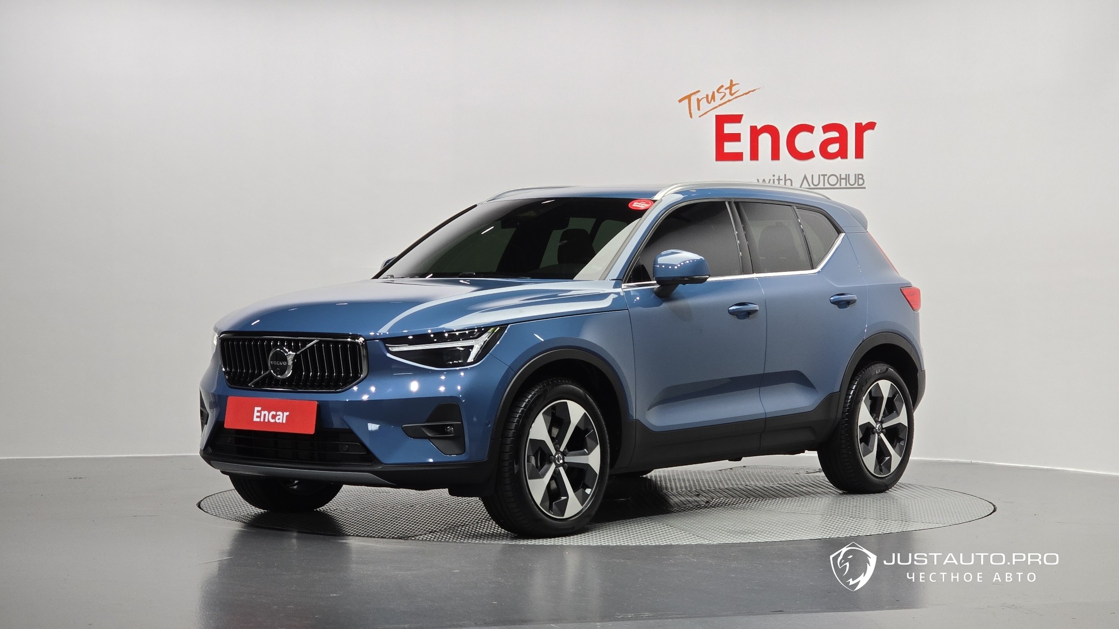 Автомобиль Volvo XC40