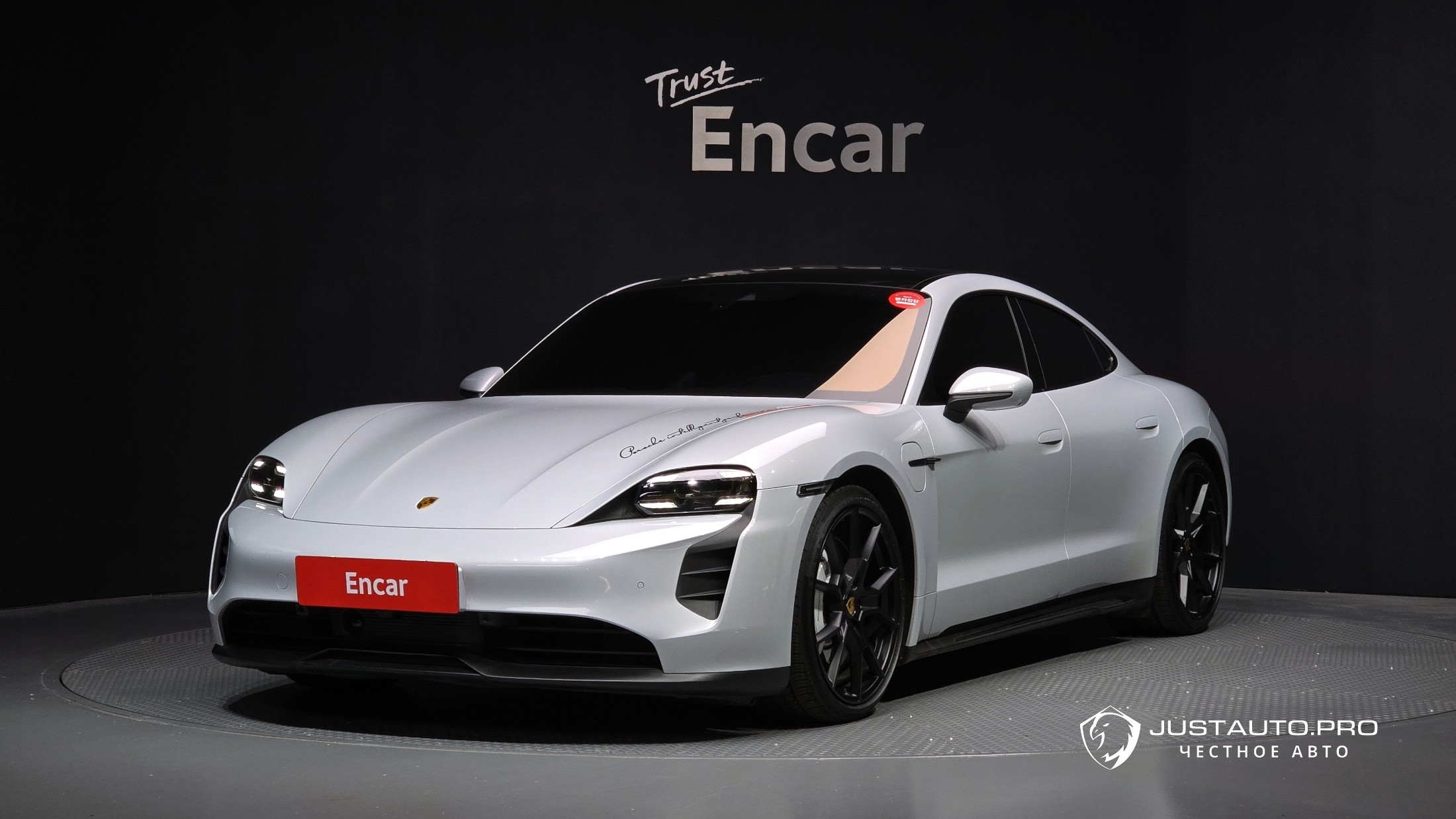 Автомобиль Porsche Taycan