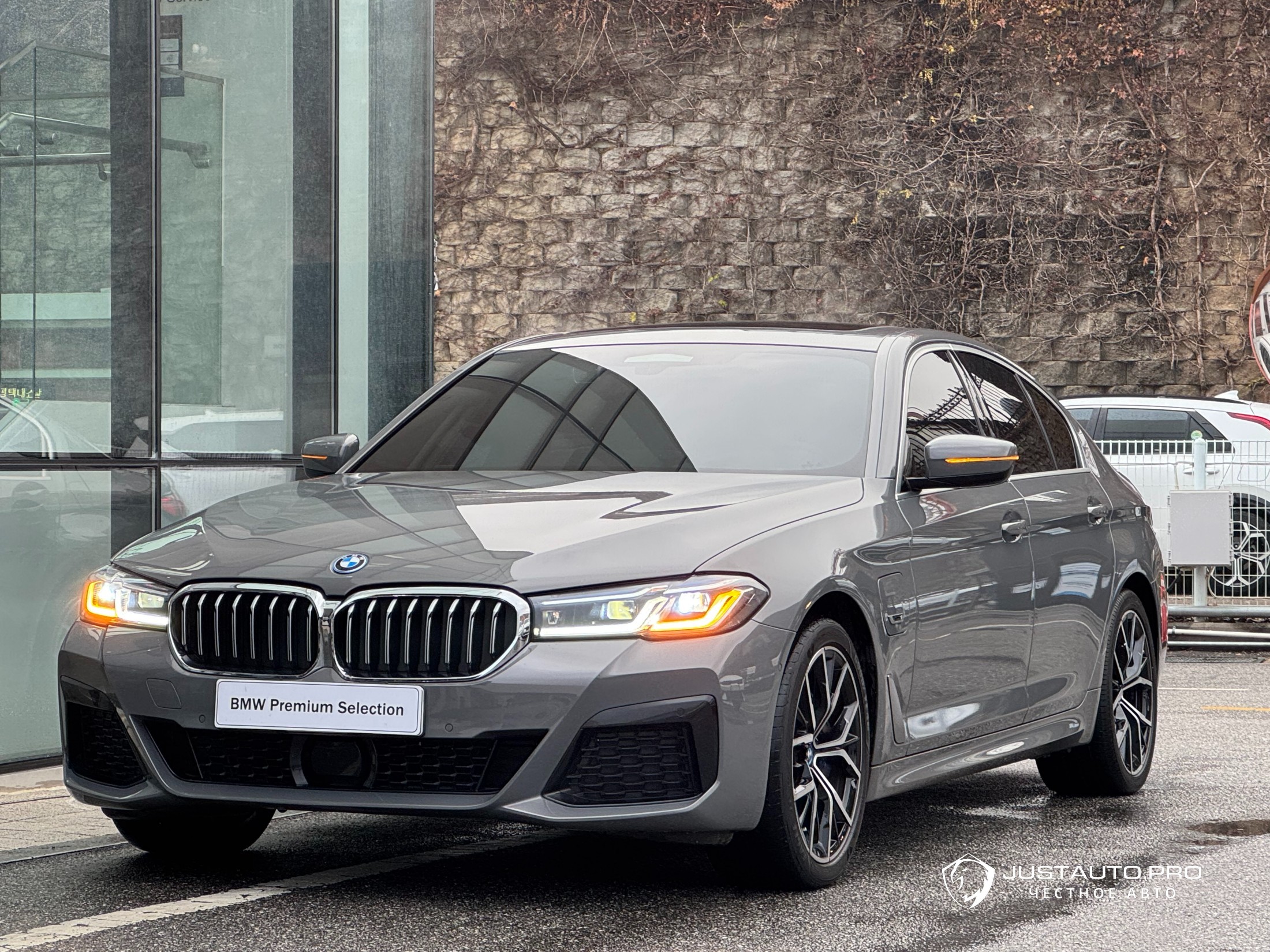 Автомобиль BMW 5-Series