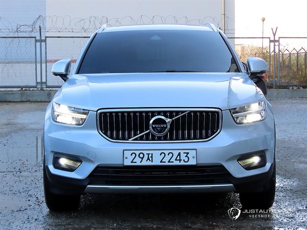 Автомобиль Volvo XC40