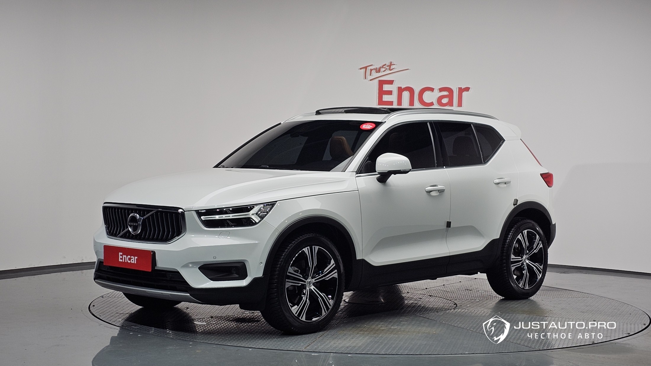 Автомобиль Volvo XC40