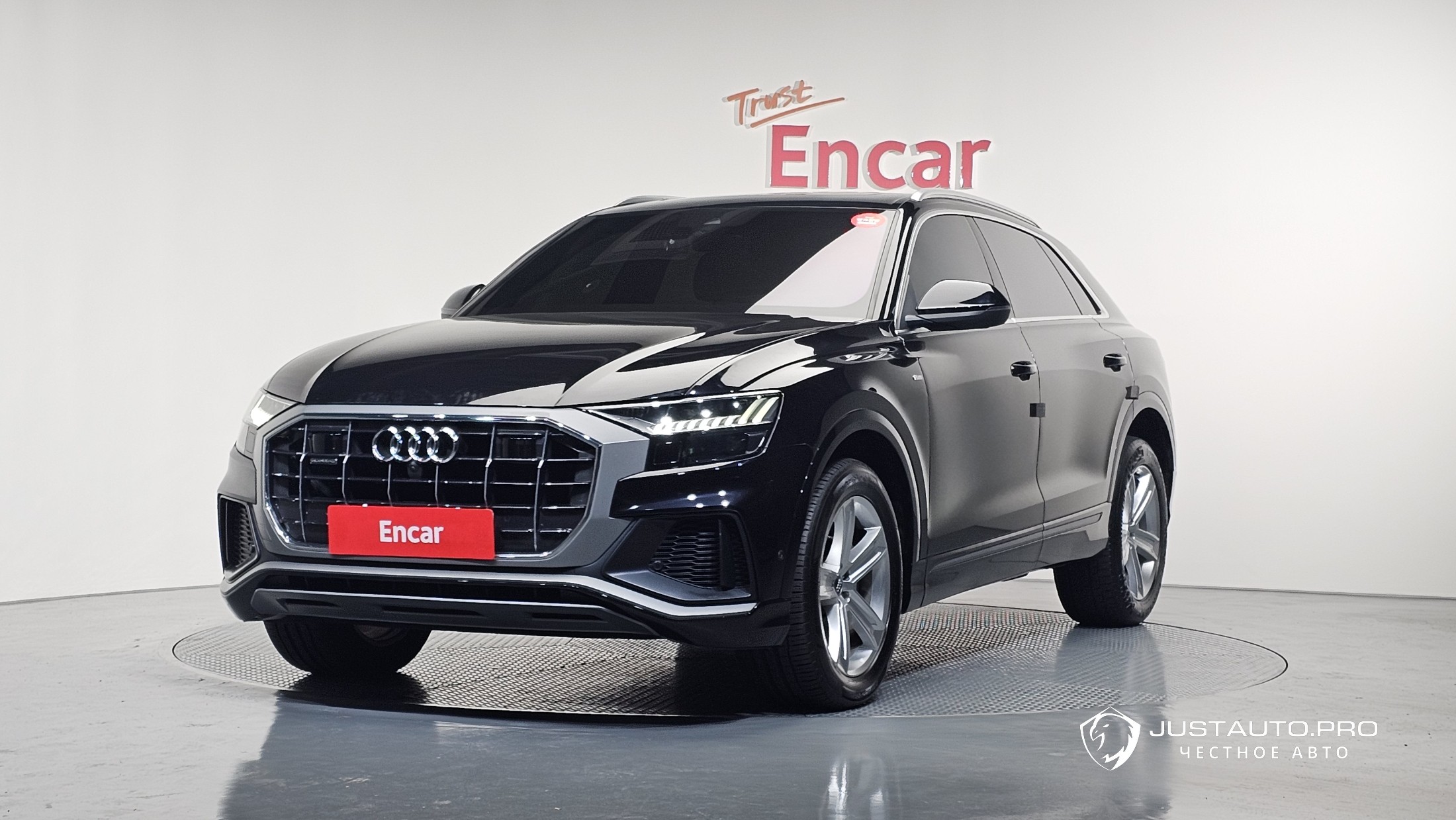 Автомобиль Audi Q8