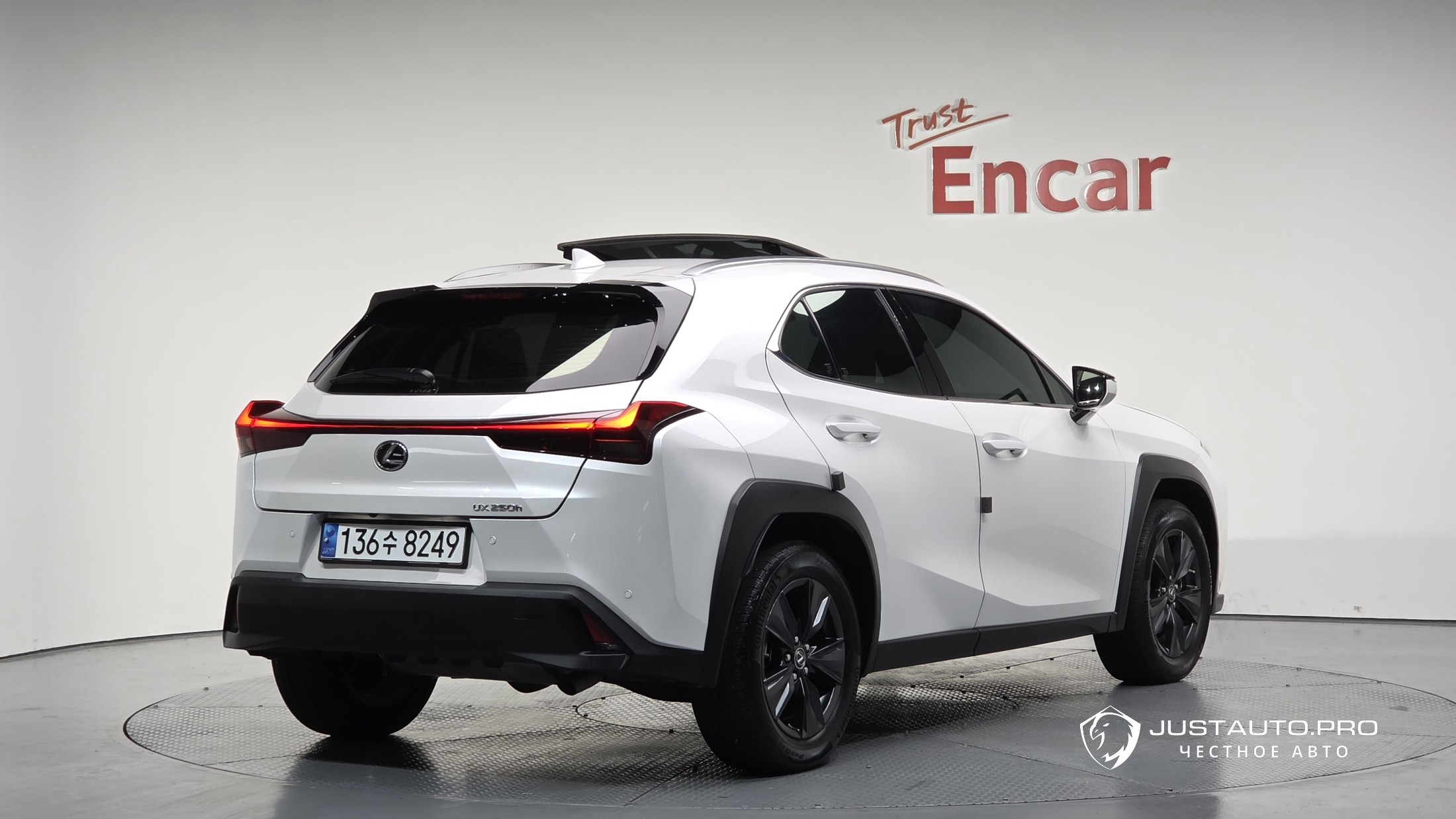 Автомобиль Lexus UX