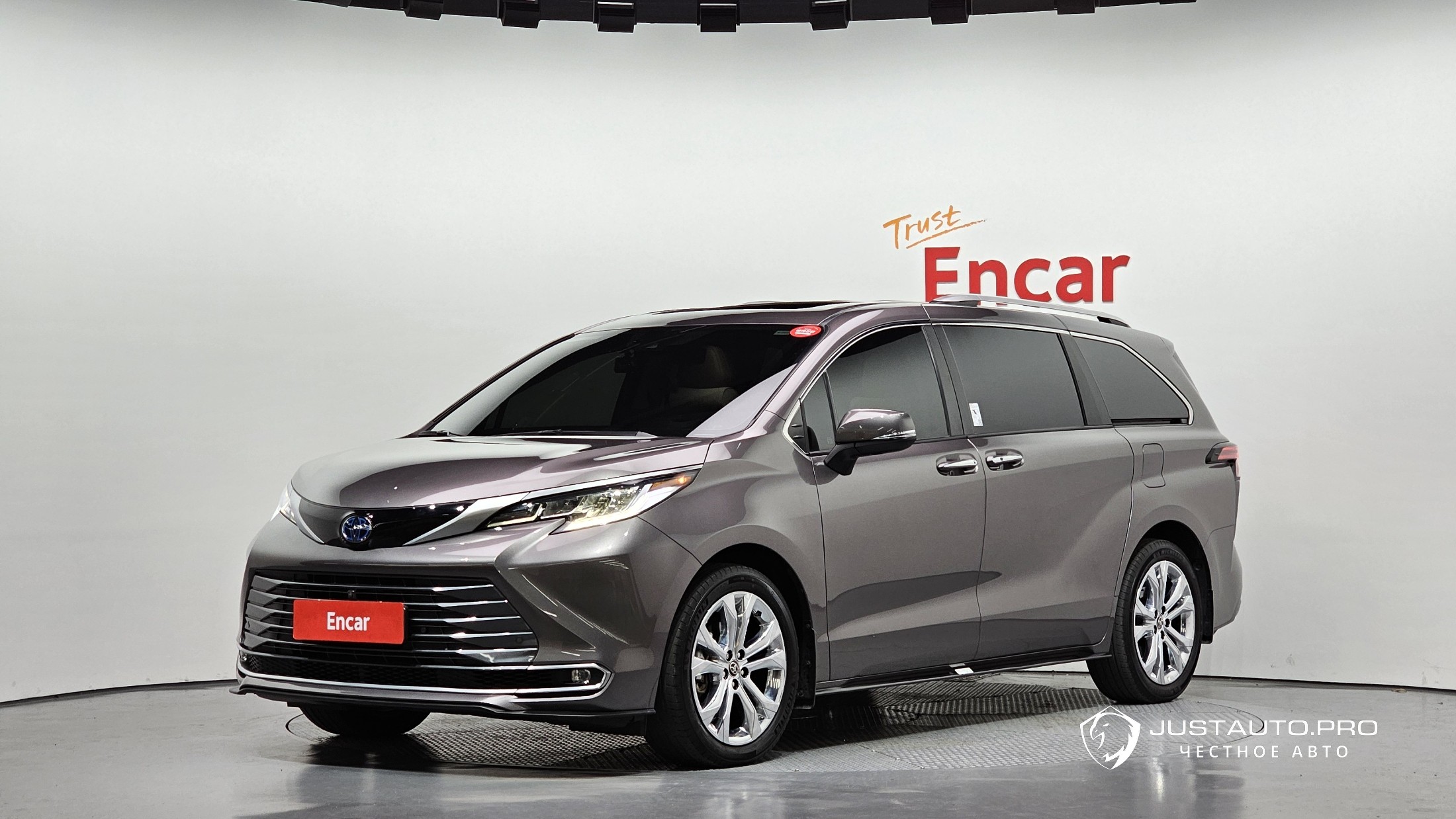 Автомобиль Toyota Sienna