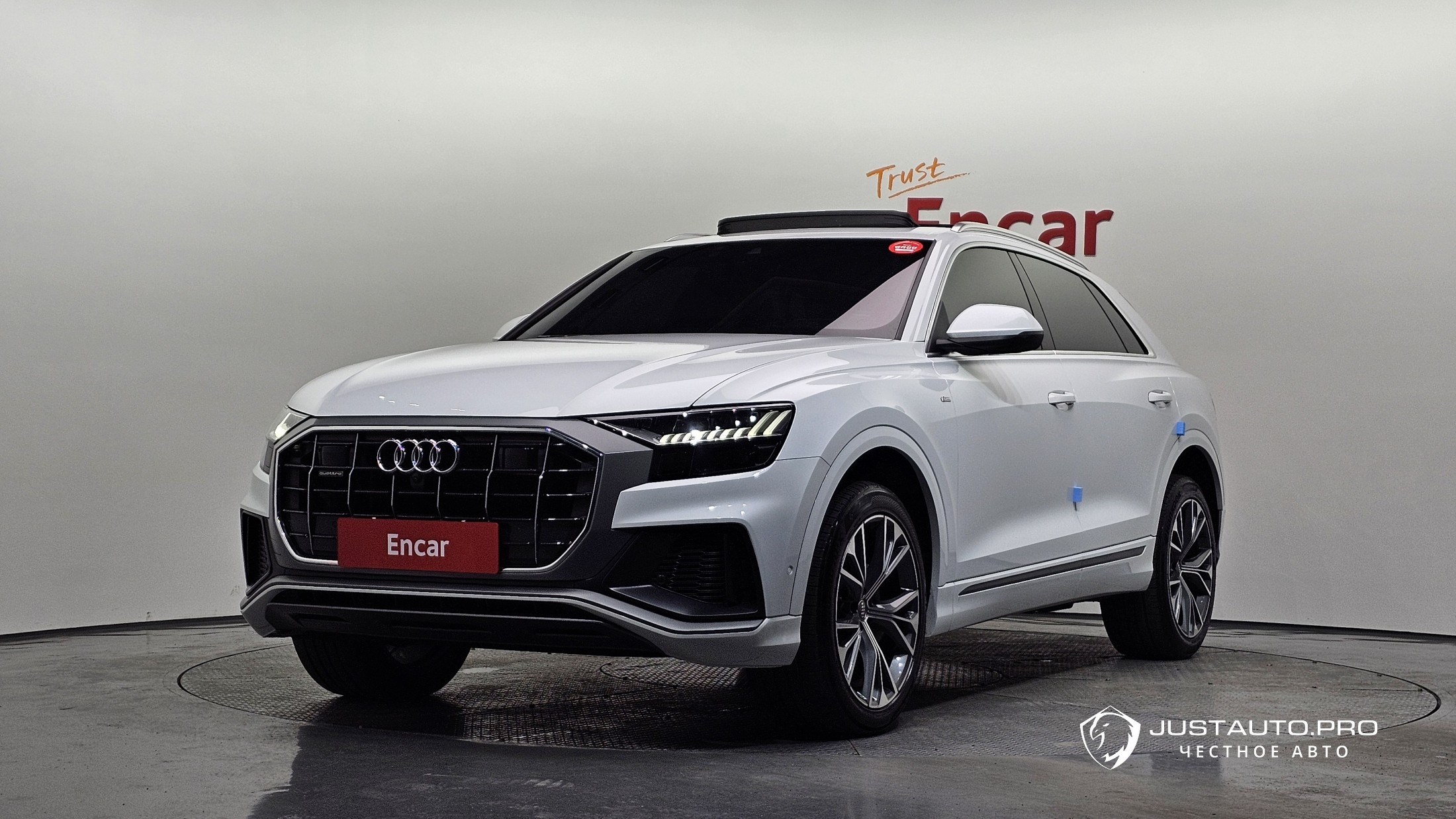 Автомобиль Audi Q8