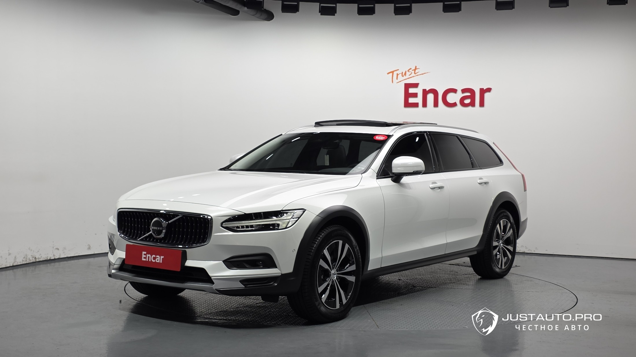 Автомобиль Volvo V90