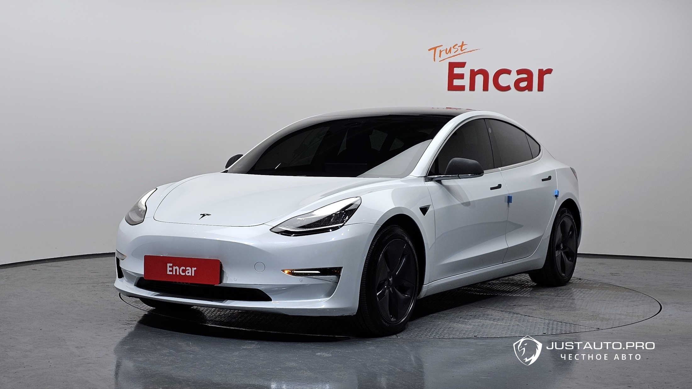 Автомобиль Tesla Model 3
