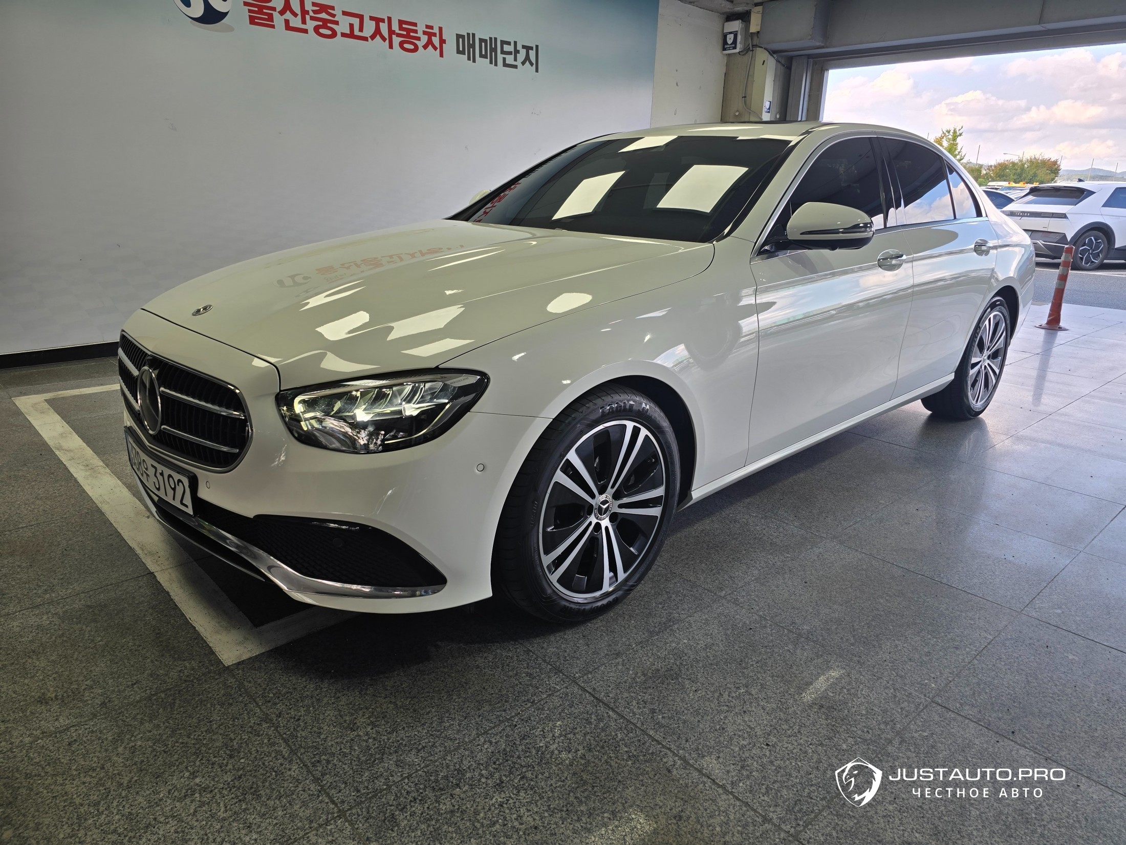 Автомобиль Mercedes-Benz E-Class