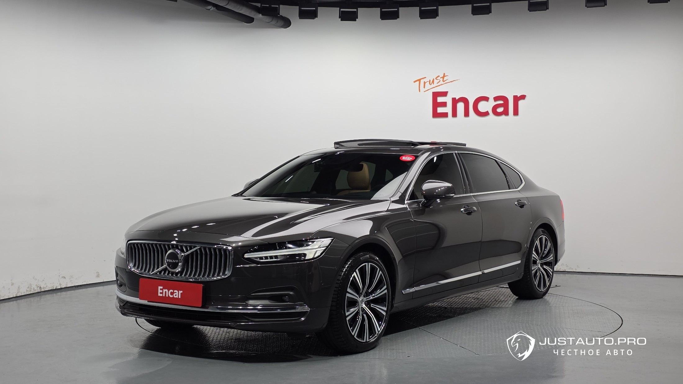 Автомобиль Volvo S90