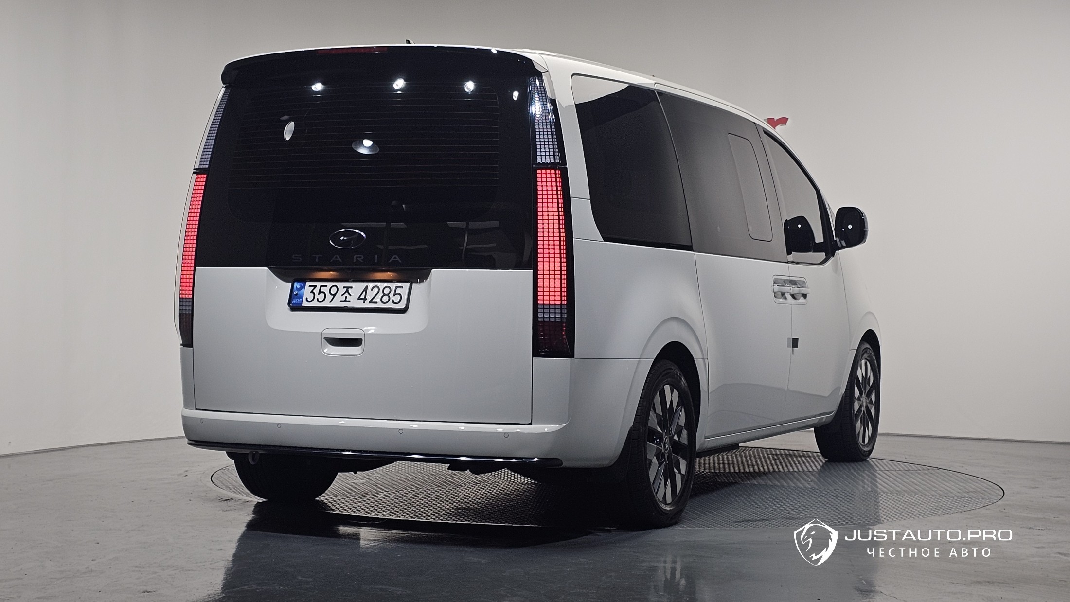 Автомобиль Hyundai Staria