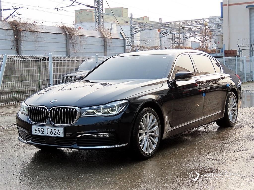 Автомобиль BMW 7-Series