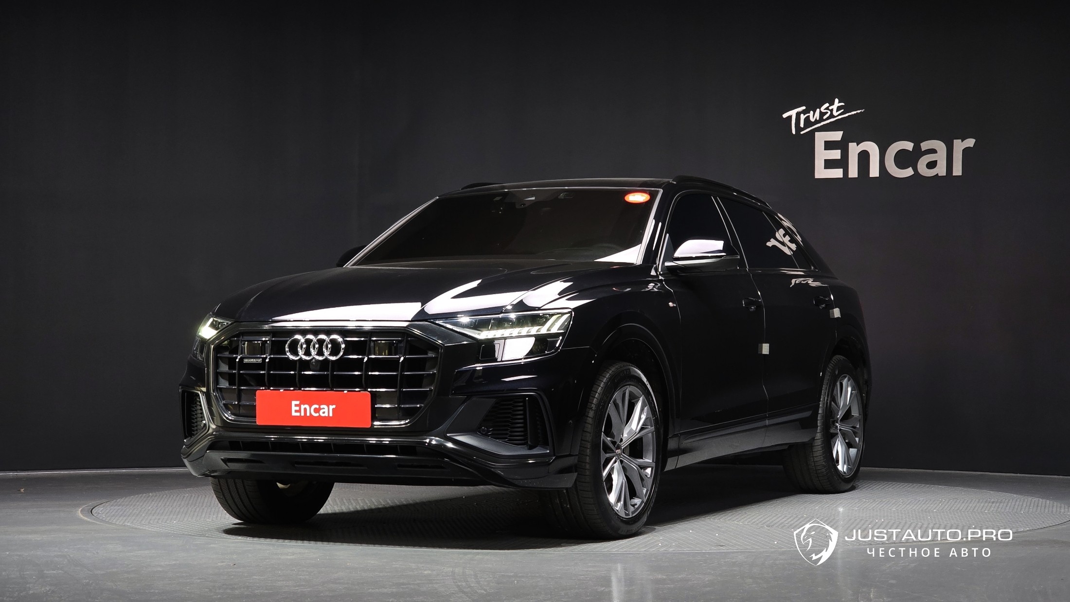 Автомобиль Audi Q8