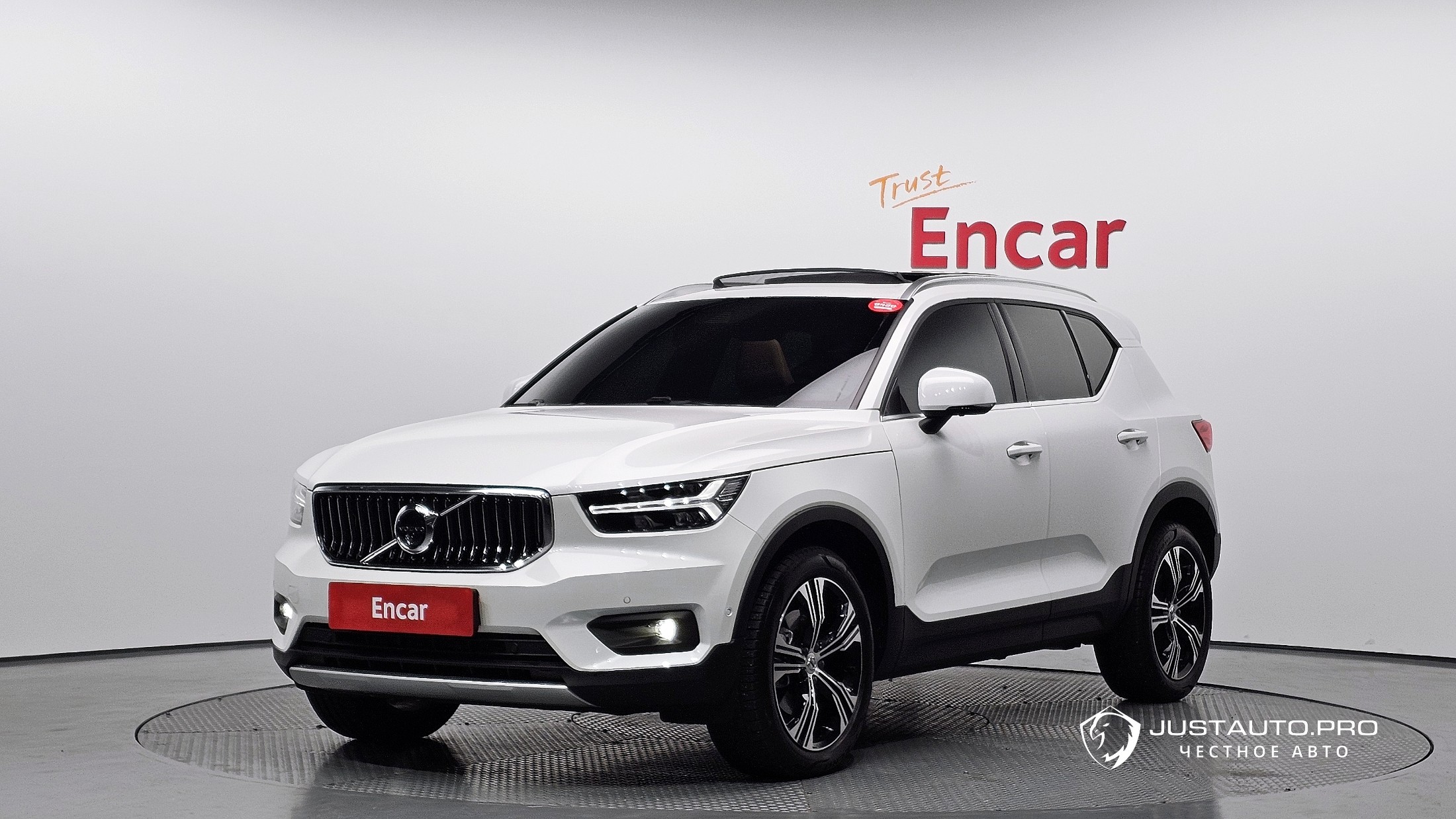 Автомобиль Volvo XC40
