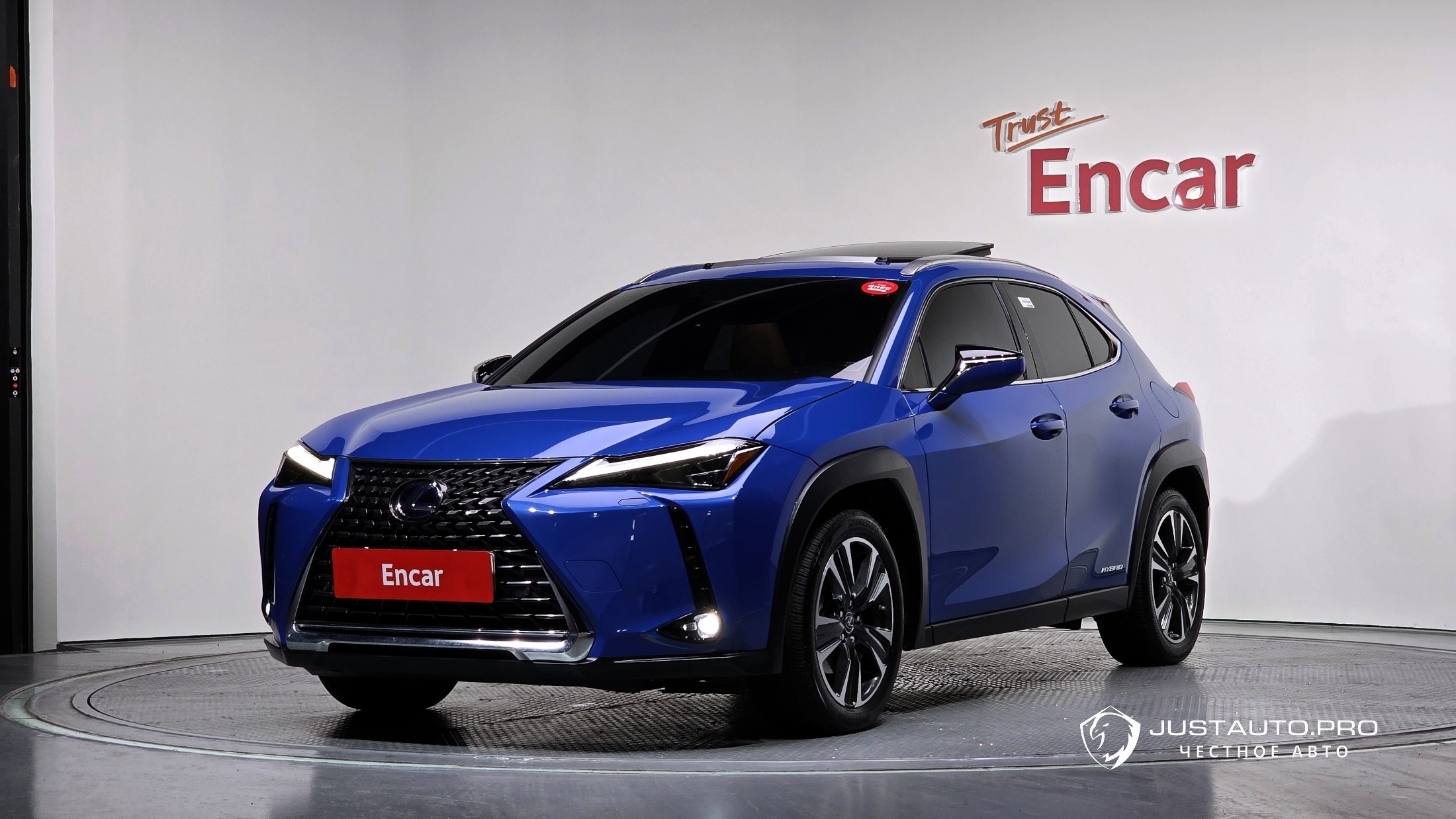 Автомобиль Lexus UX