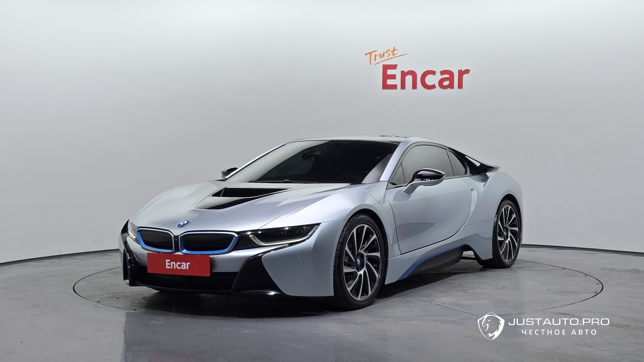 Автомобиль BMW i8