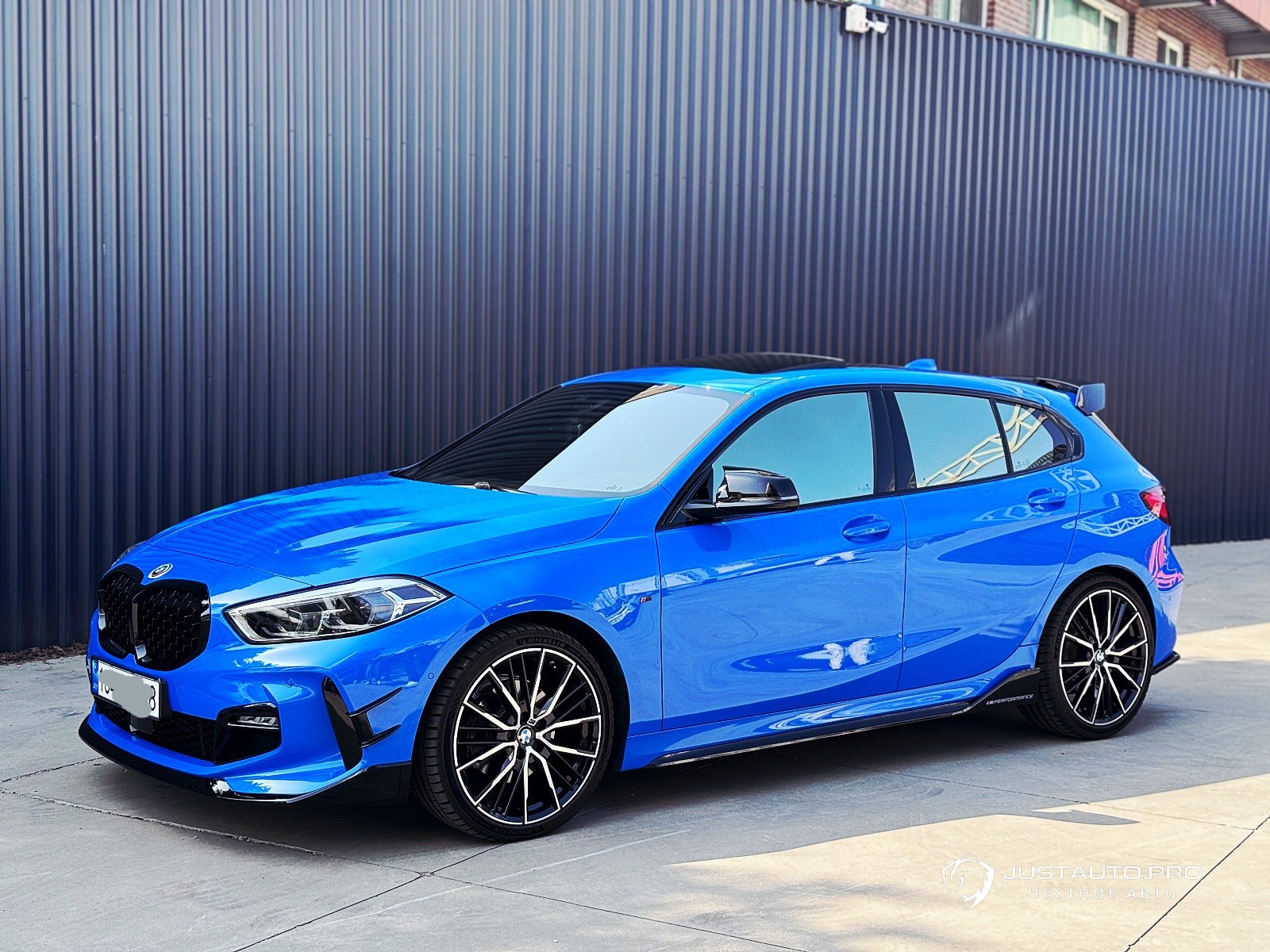 Автомобиль BMW 1-Series