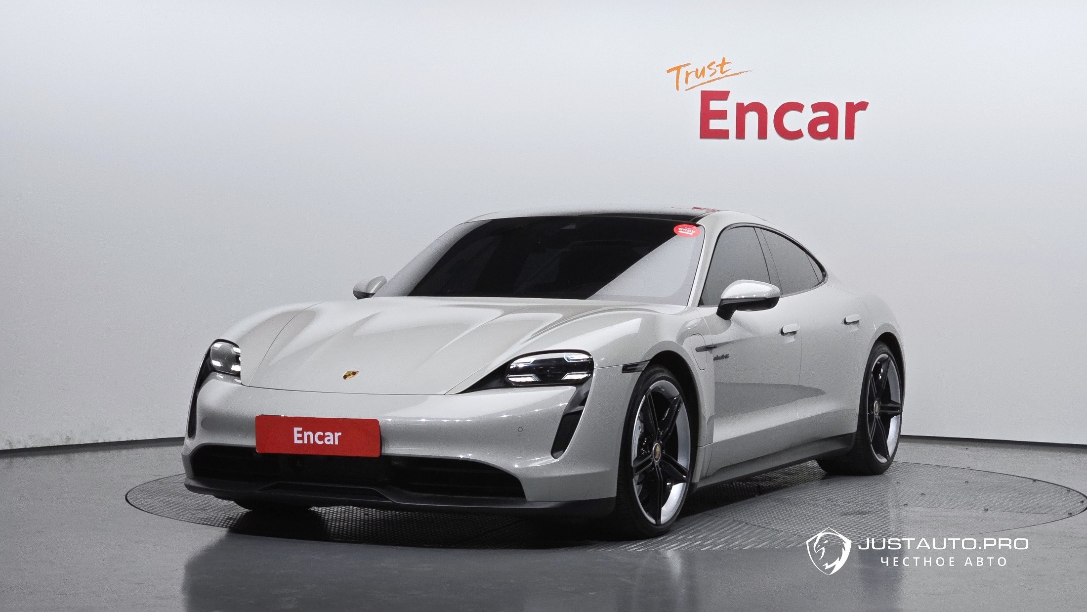 Автомобиль Porsche Taycan