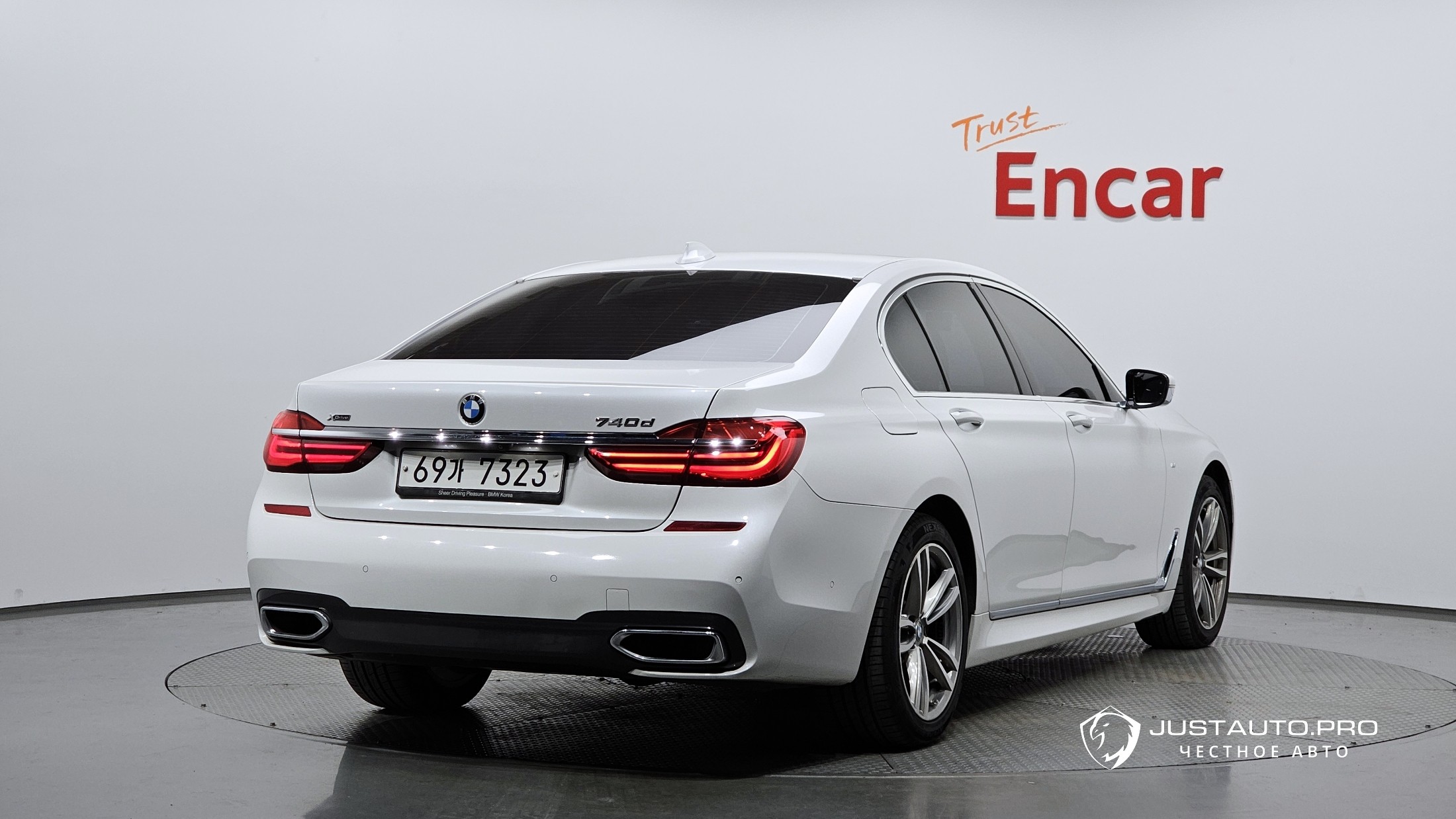 Автомобиль BMW 7-Series