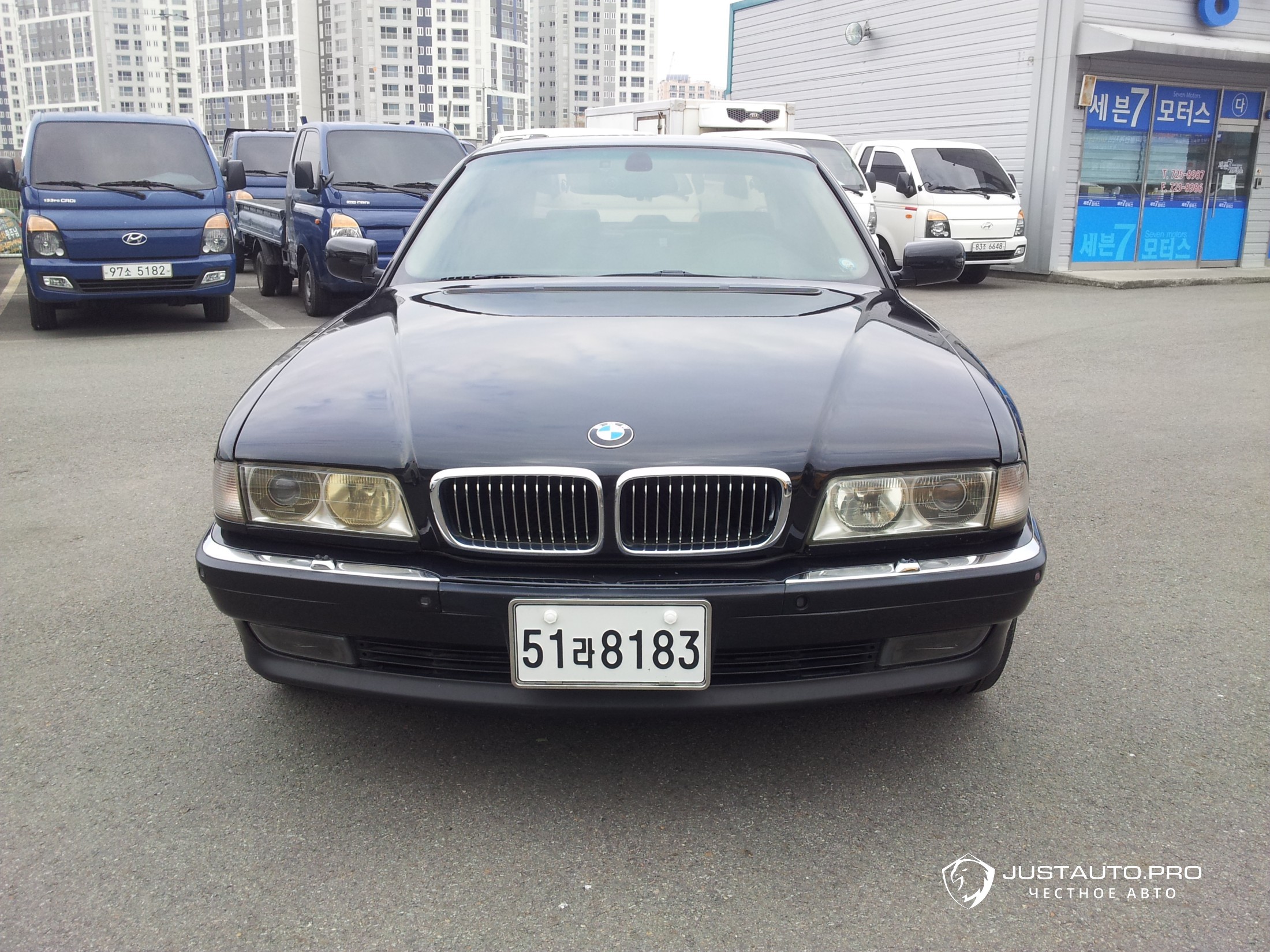 Автомобиль BMW 7-Series
