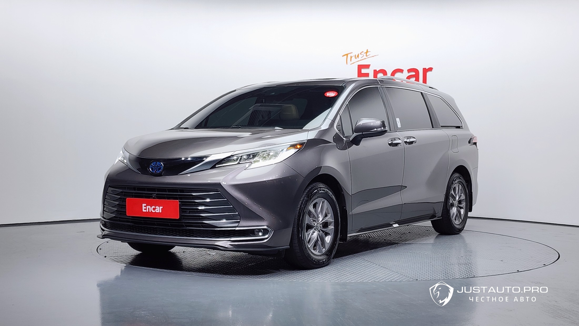 Автомобиль Toyota Sienna