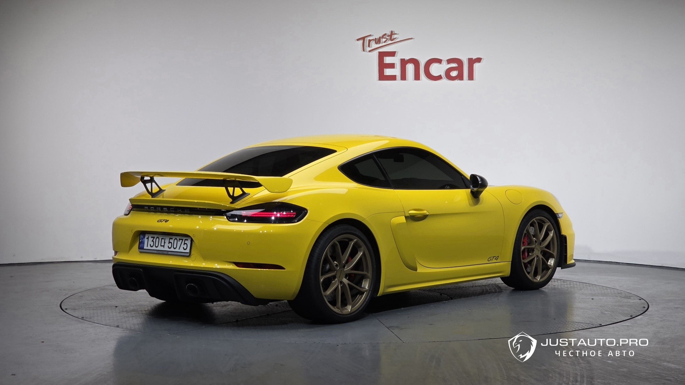 Автомобиль Porsche 718