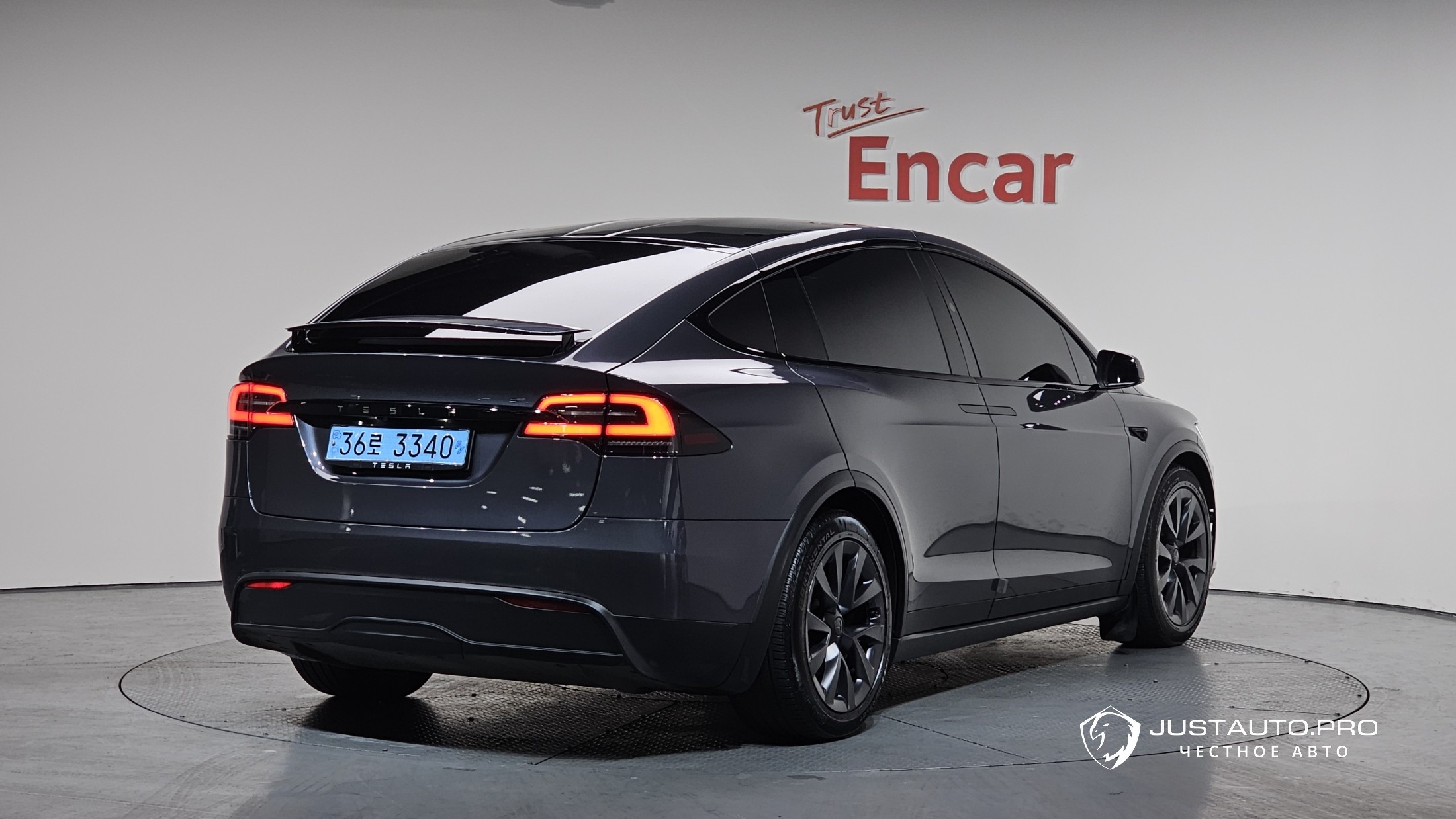 Автомобиль Tesla Model X