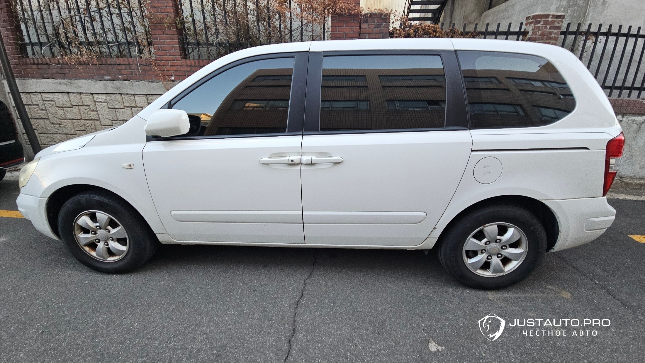 Автомобиль Kia Canival